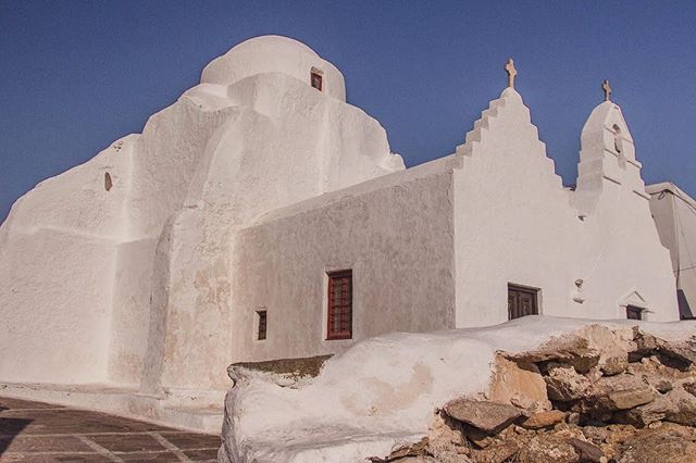 The Church of Panagia Paraportiani in Mykonos Town ✨ 
What makes this 17th century, whitewashed church different from others is that it is actually made up of 5 churches. 
These 5 small churches were built on top of and next to one another. 
When it 