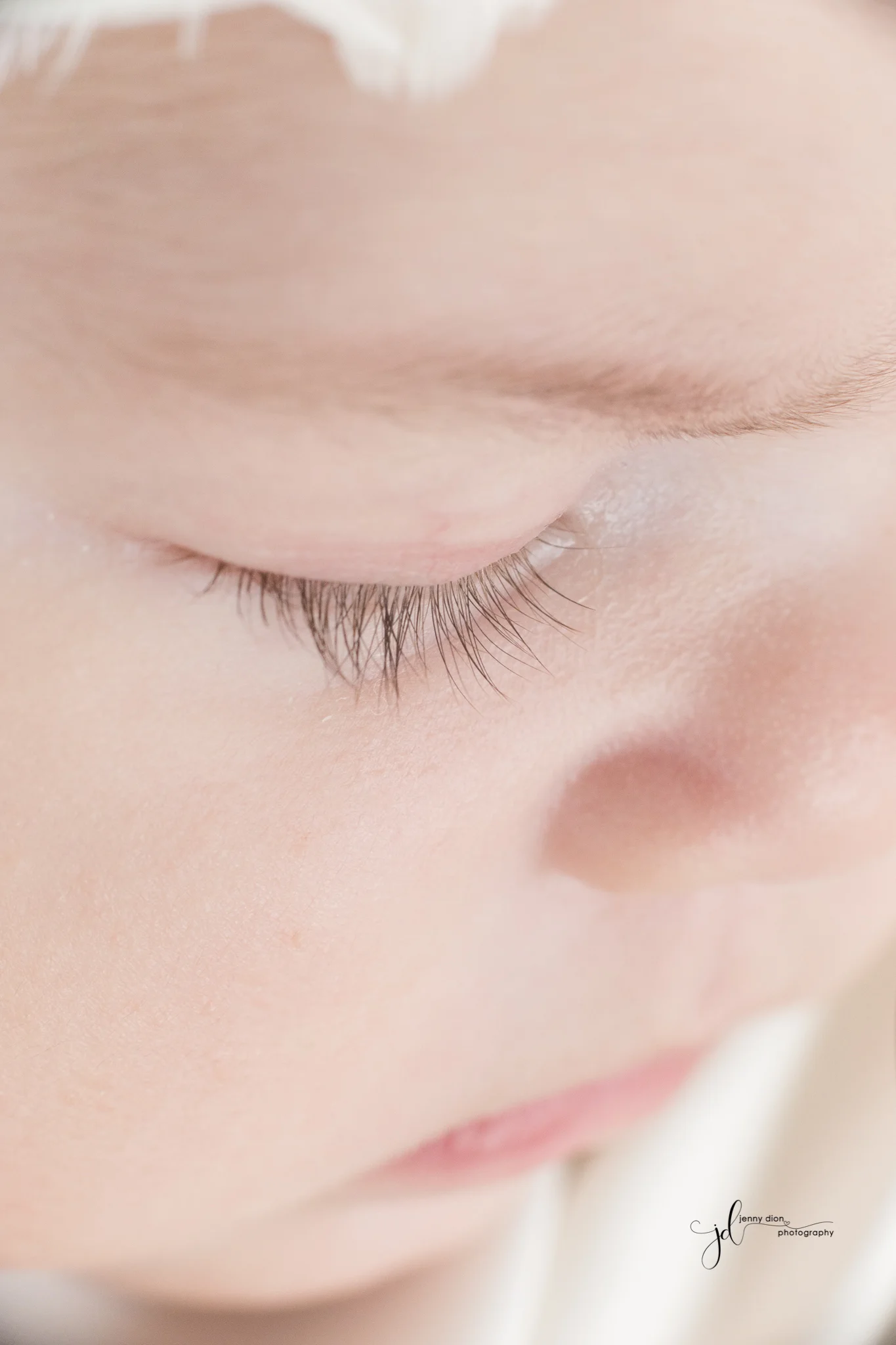 And those eyelashes!
