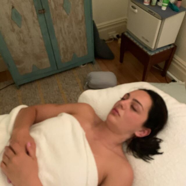 My daughter @tjrdalton finds it hard to relax sometimes, so she usually only comes to me when she&rsquo;s really sore. In fact it&rsquo;s probably been a couple of years since her last massage! 😳 
We&rsquo;ve been trying to schedule time for a manua