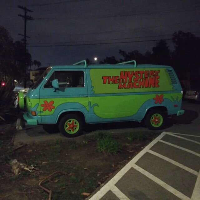 While I was out going to pick up dinner last night. I turned the corner and saw this and had to take a photo. Even though Scooby wasn't in sight oh, sure he's out on a mystery. Just wanted to share, have a great start to your weekend and always remem