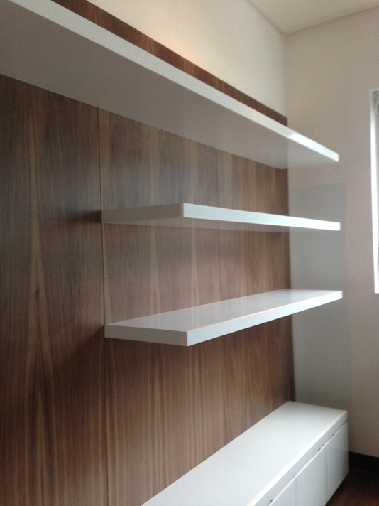 Mueble de TV con lambrín de madera de Nogal con mueble en laca blanca al alto brillo