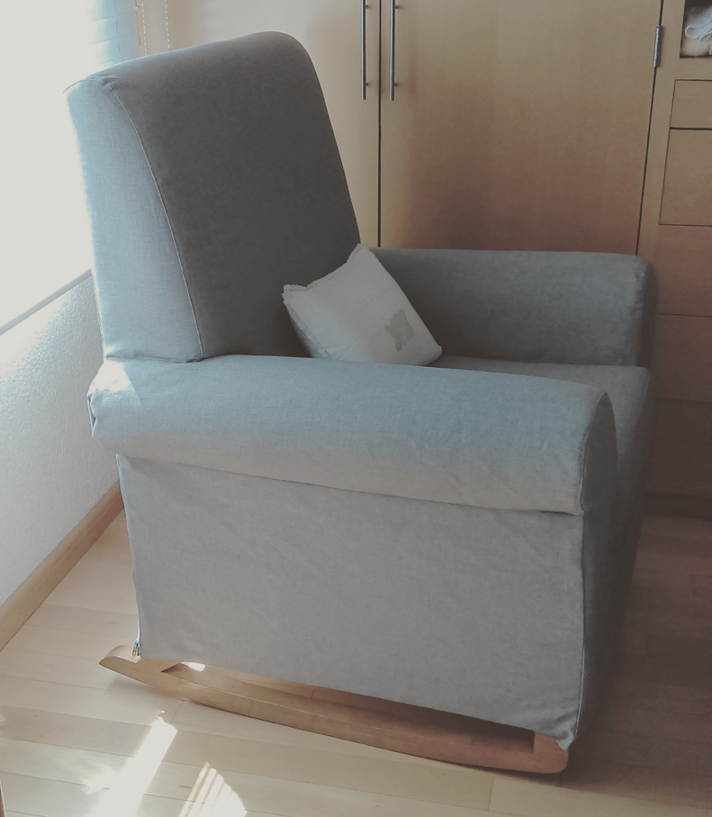 Mecedora tela gris con patas de madera de Nogal