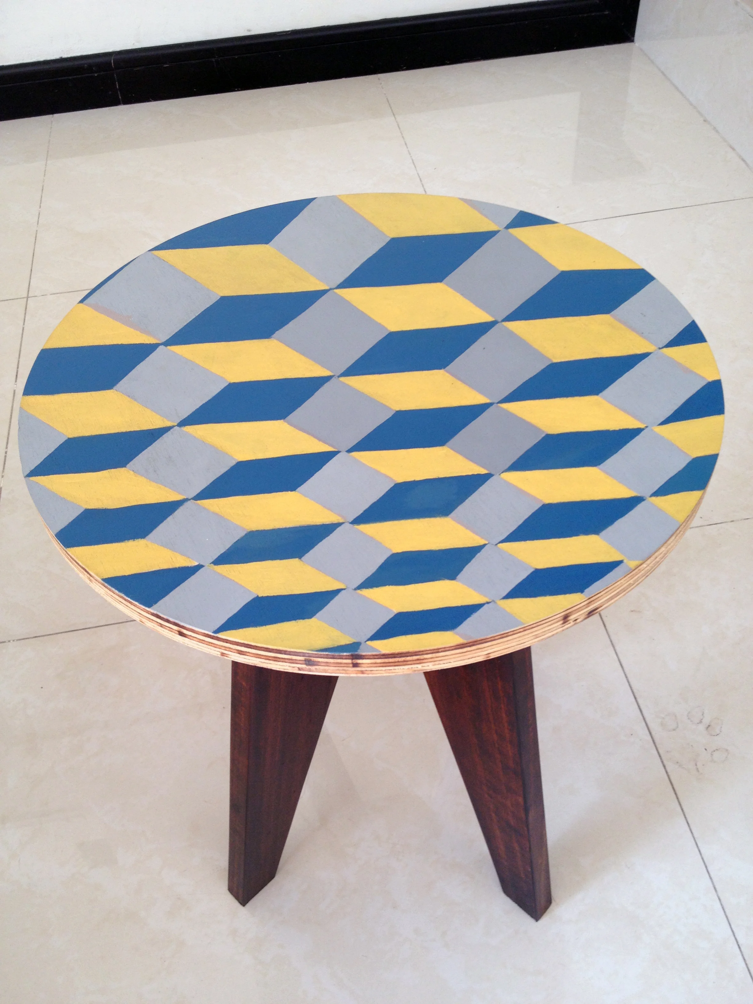 Mesa pintada a mano para apoyar a la Fundación Arteria