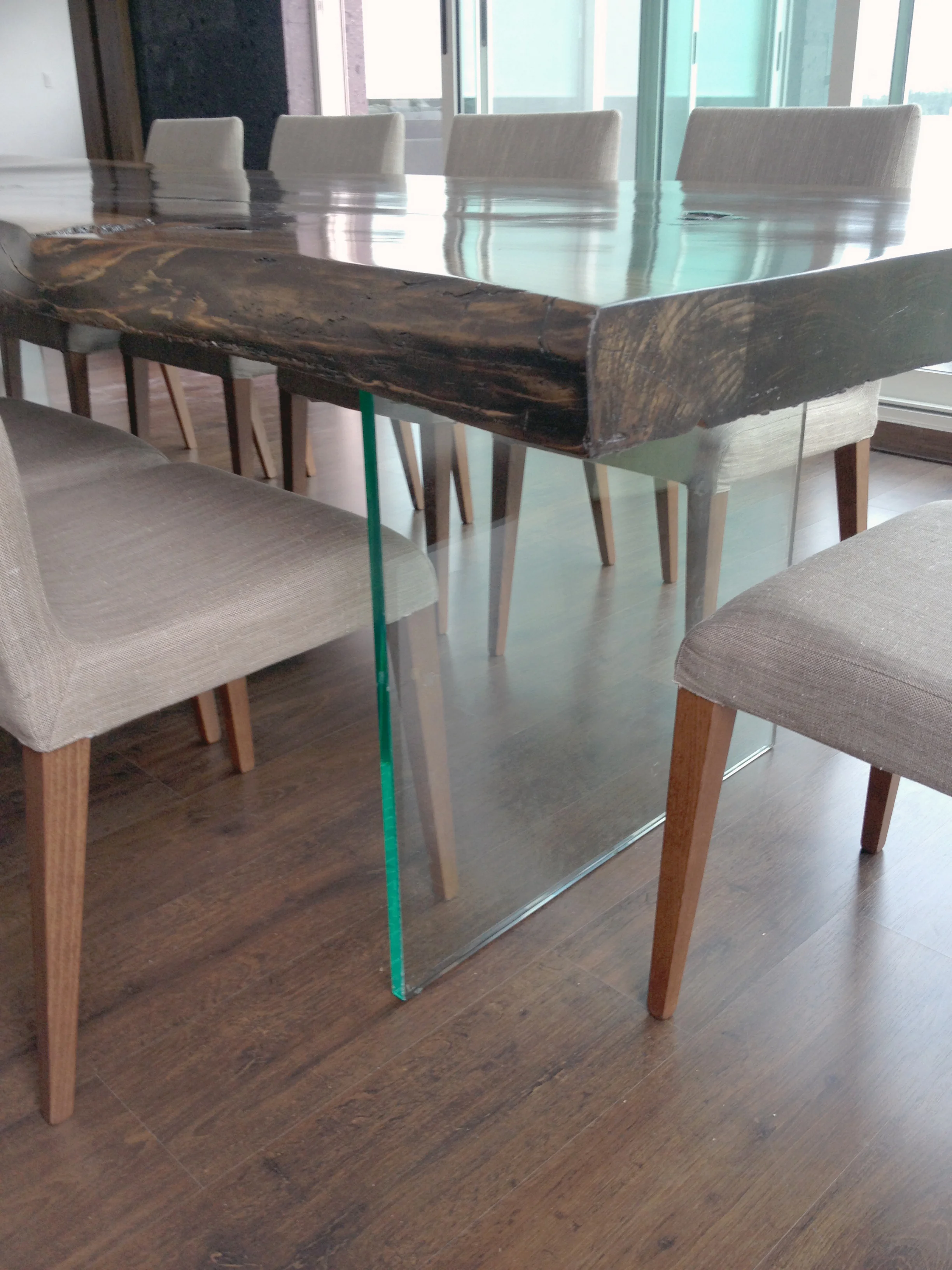 Madera de parota con patas de cristal templado