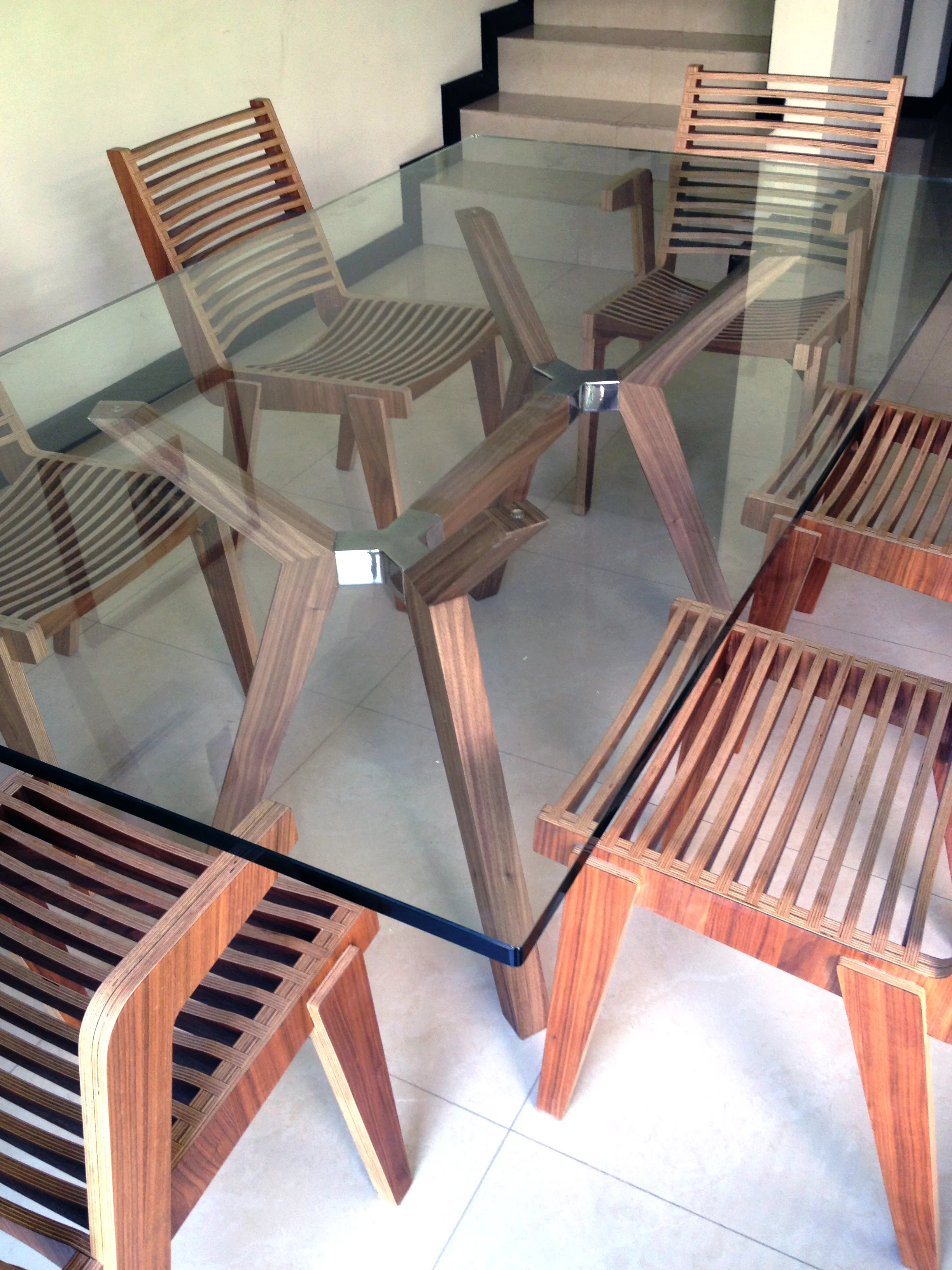 Mesa de madera de Nogal con herrajes de acero inoxidable