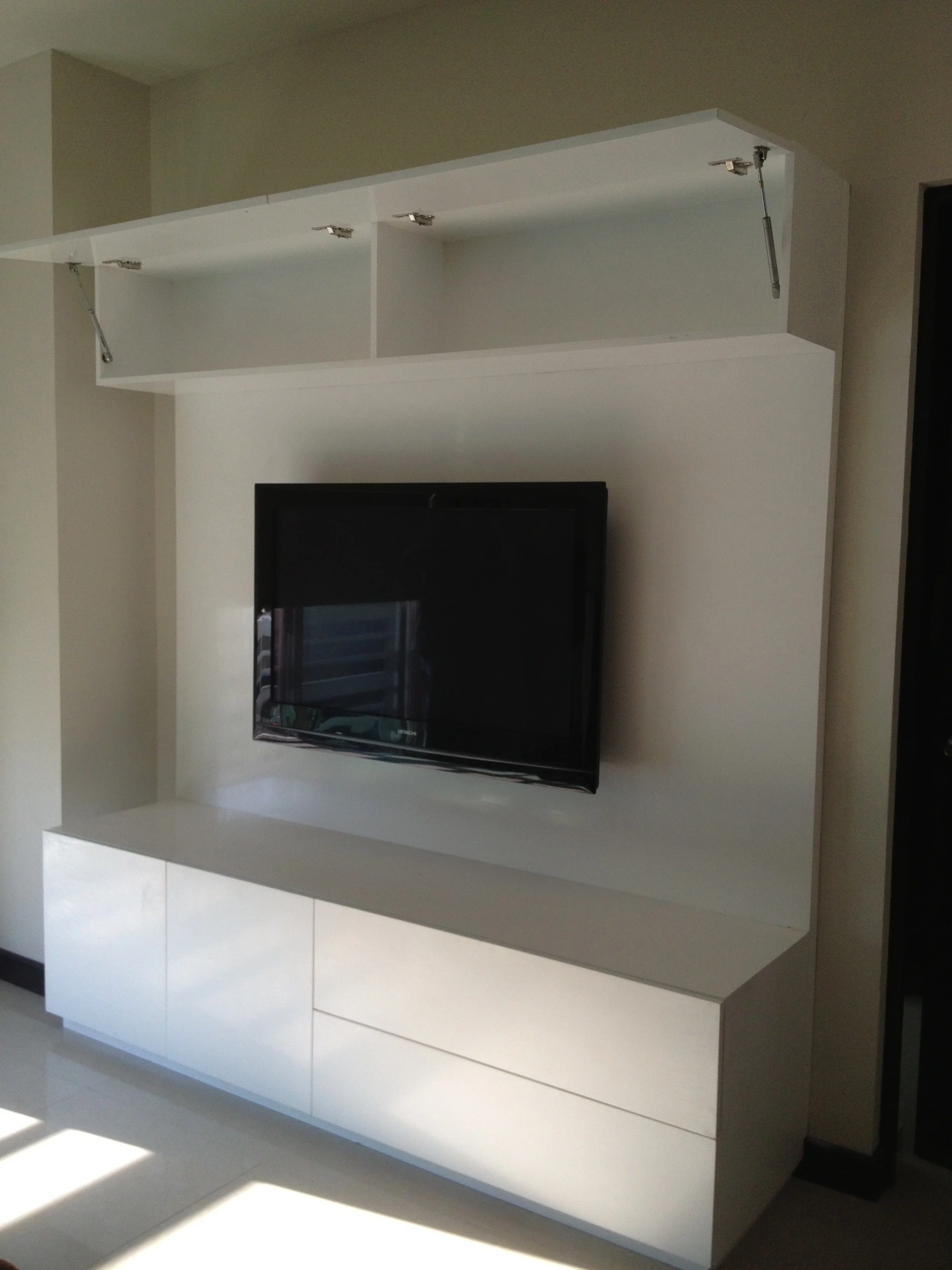 Mueble de madera en laca blanca al alto brillo