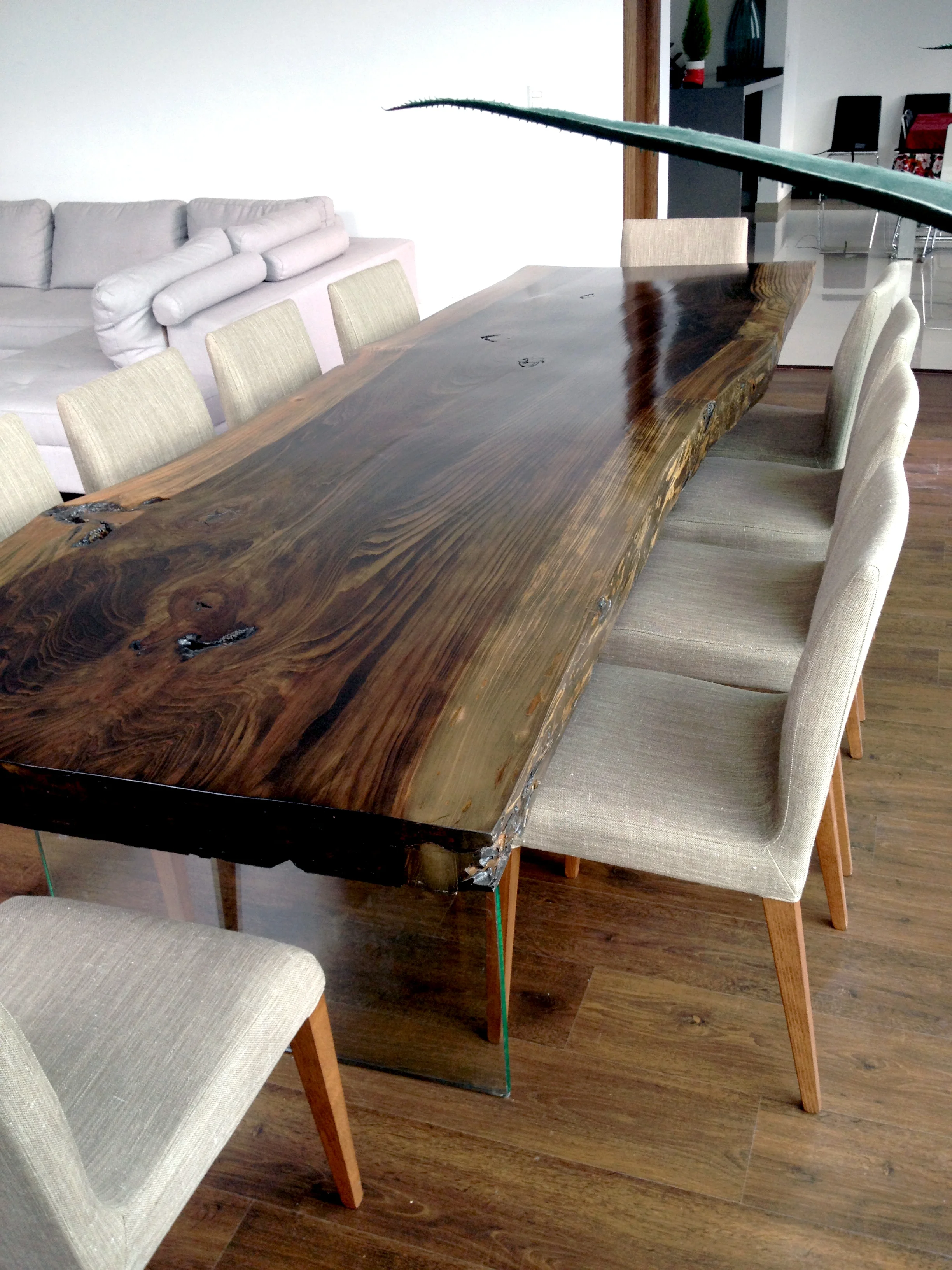 Mesa de Parota con patas de cristal templado