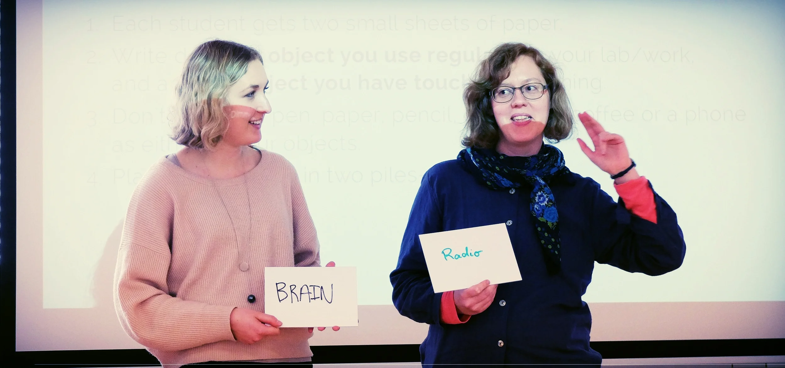 Participants of the workshop talking about the "brain radio".