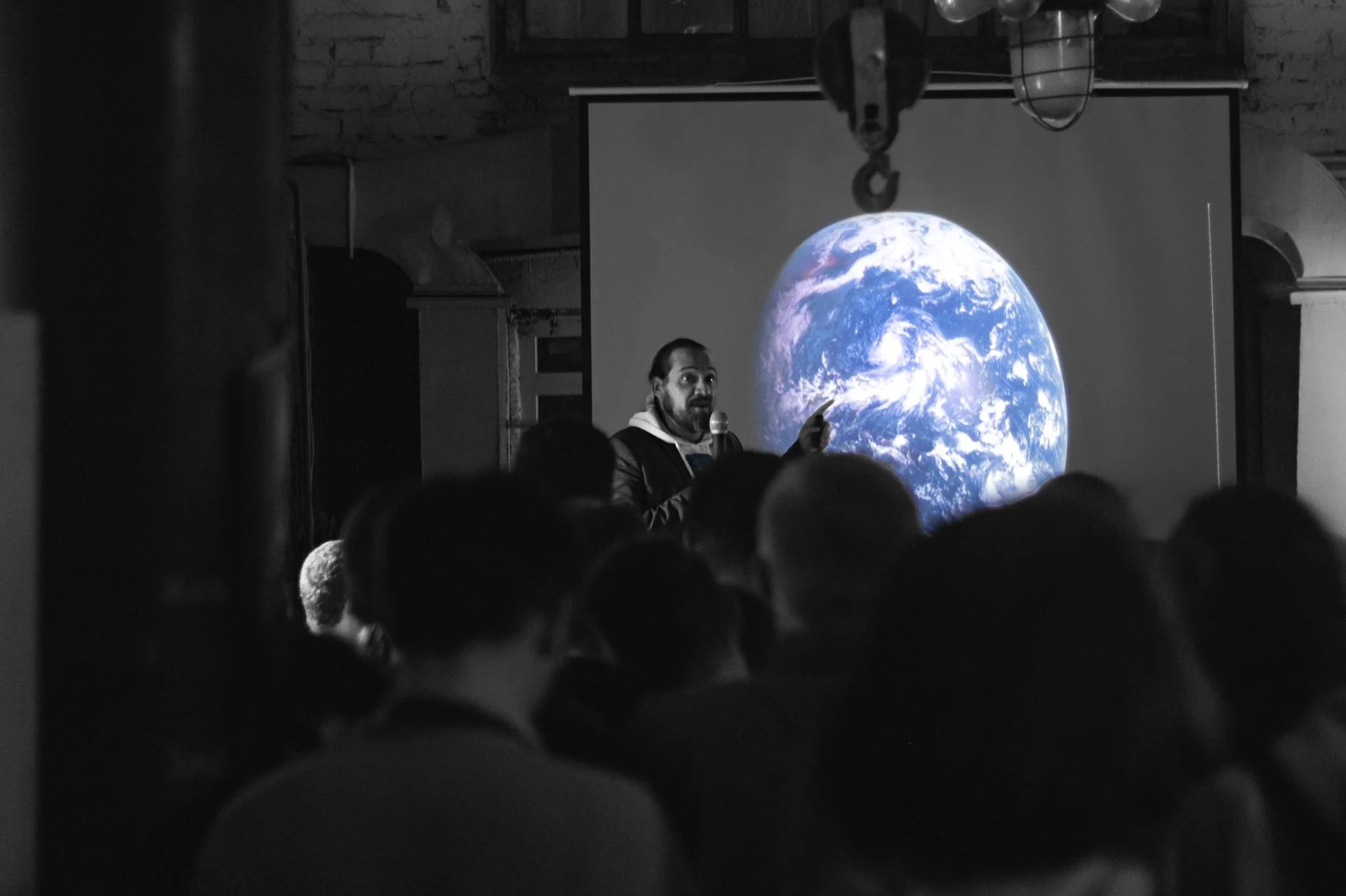 Explainable Daniel during his presentation at Science Bar Hopping Minsk.