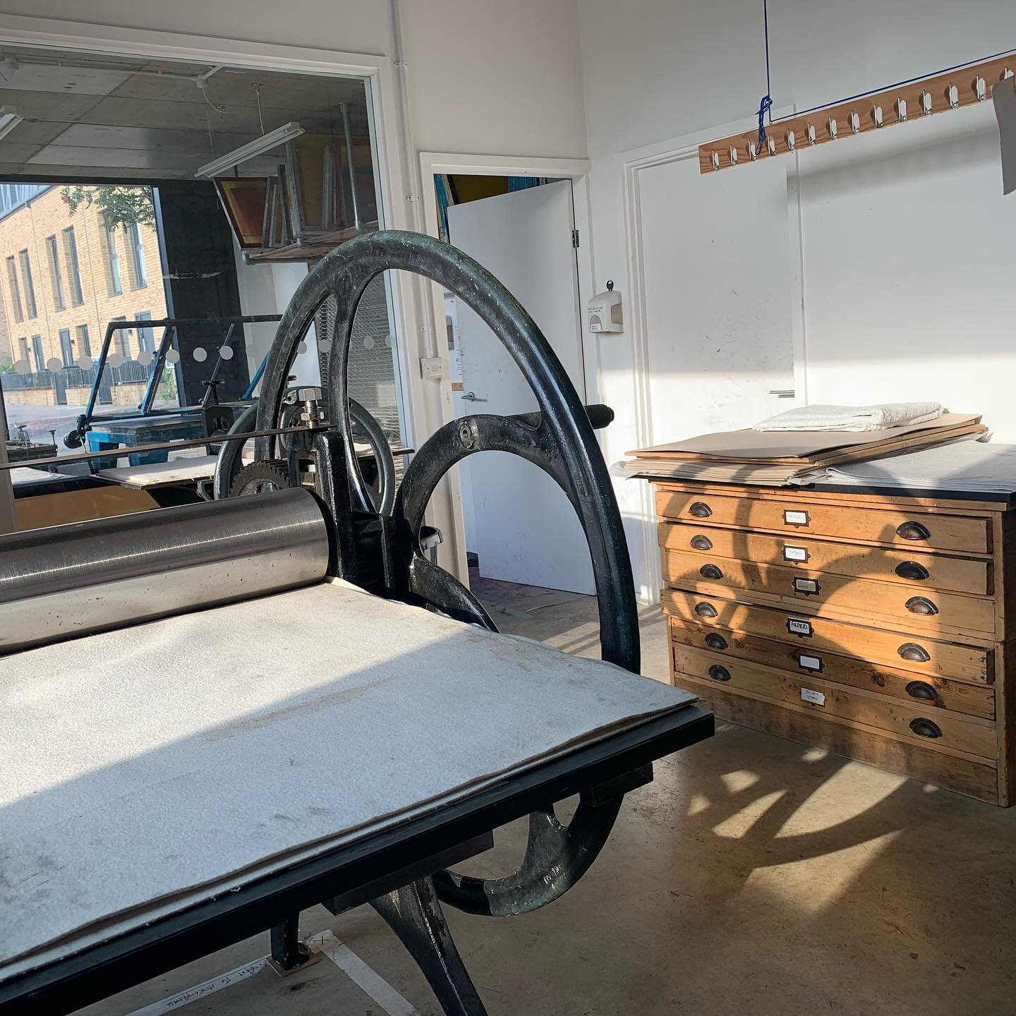 Looking for somewhere to print&hellip;.. enjoy the evening sun in our #westcroydon studio with our open access memberships:) ☀️☀️☀️

**Open 7 days a week for members ** 
Perfect for #screenprinting #textileprinting
#intaglioprint #etching #woodcut #l