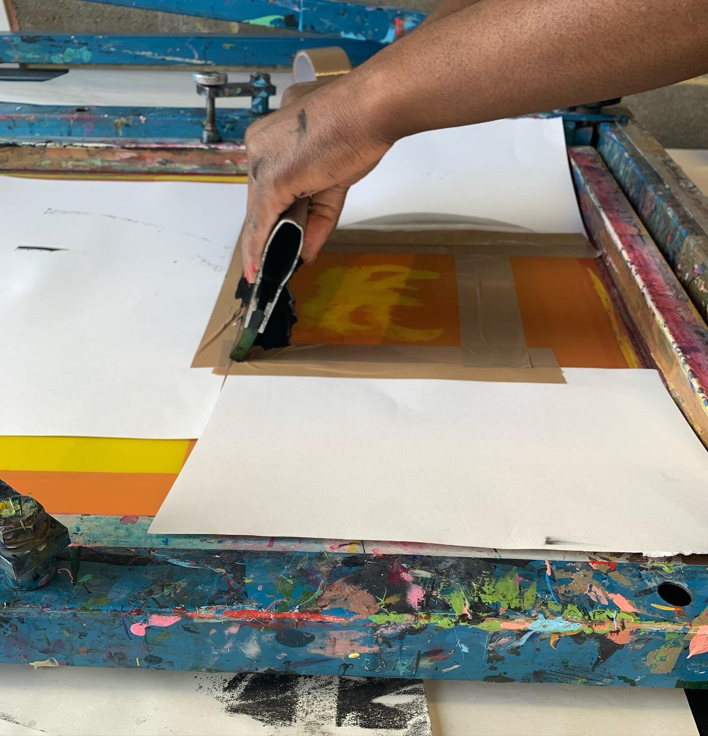 The lovely @estefiaraujo is running the self-directed screenprints Saturdays morning workshops starting this weekend &hellip;. Still two places DM for more info or just book and turn up :) 

#screenprinting #screenprintingtextiles #printmaking #print