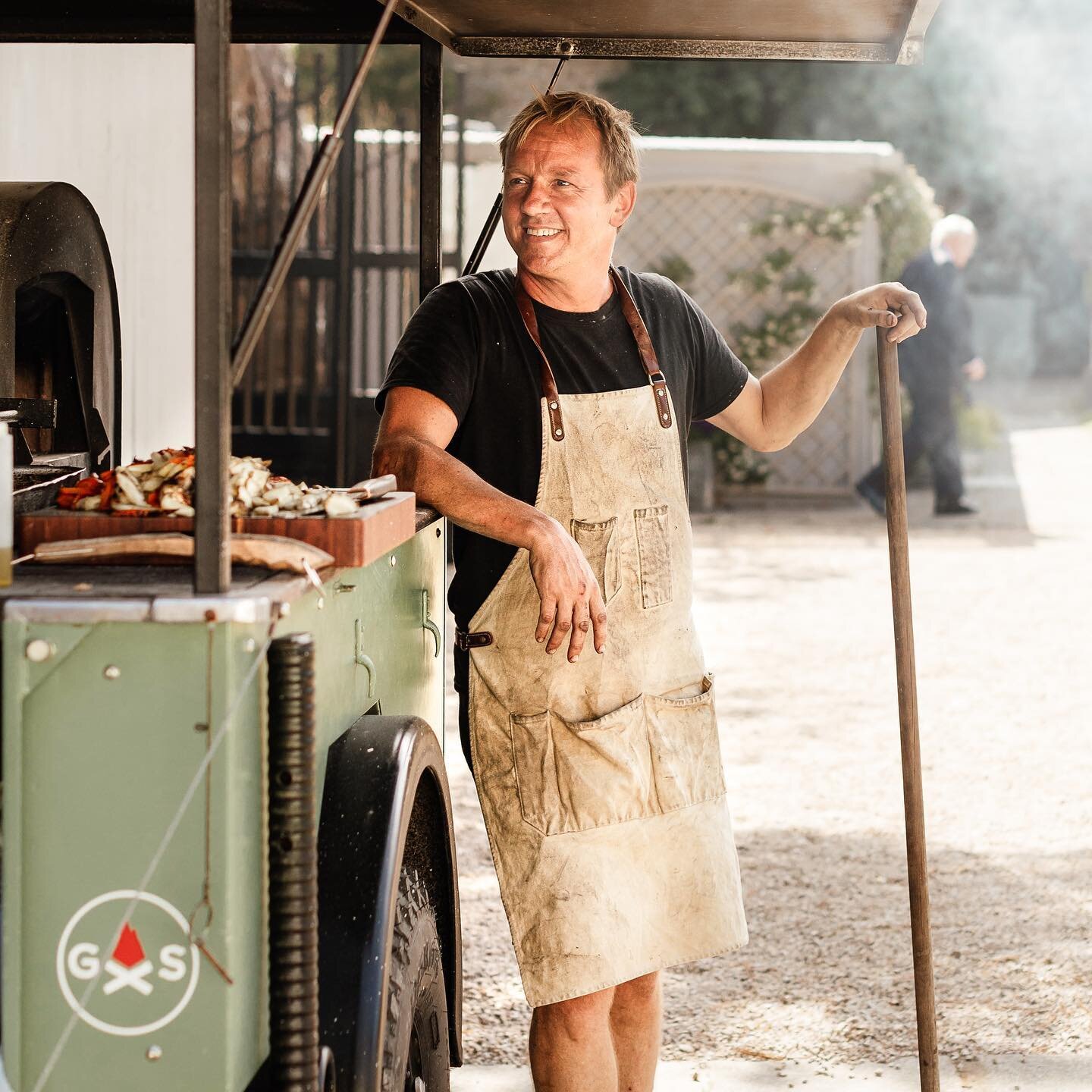 We had the complete field kitchen out to play this summer. The versatile wood fired oven trailer looks after most of the vegetables, with a taste you cannot match with conventional ovens. Love this job!

📸😍 @sophiedarwinphotography