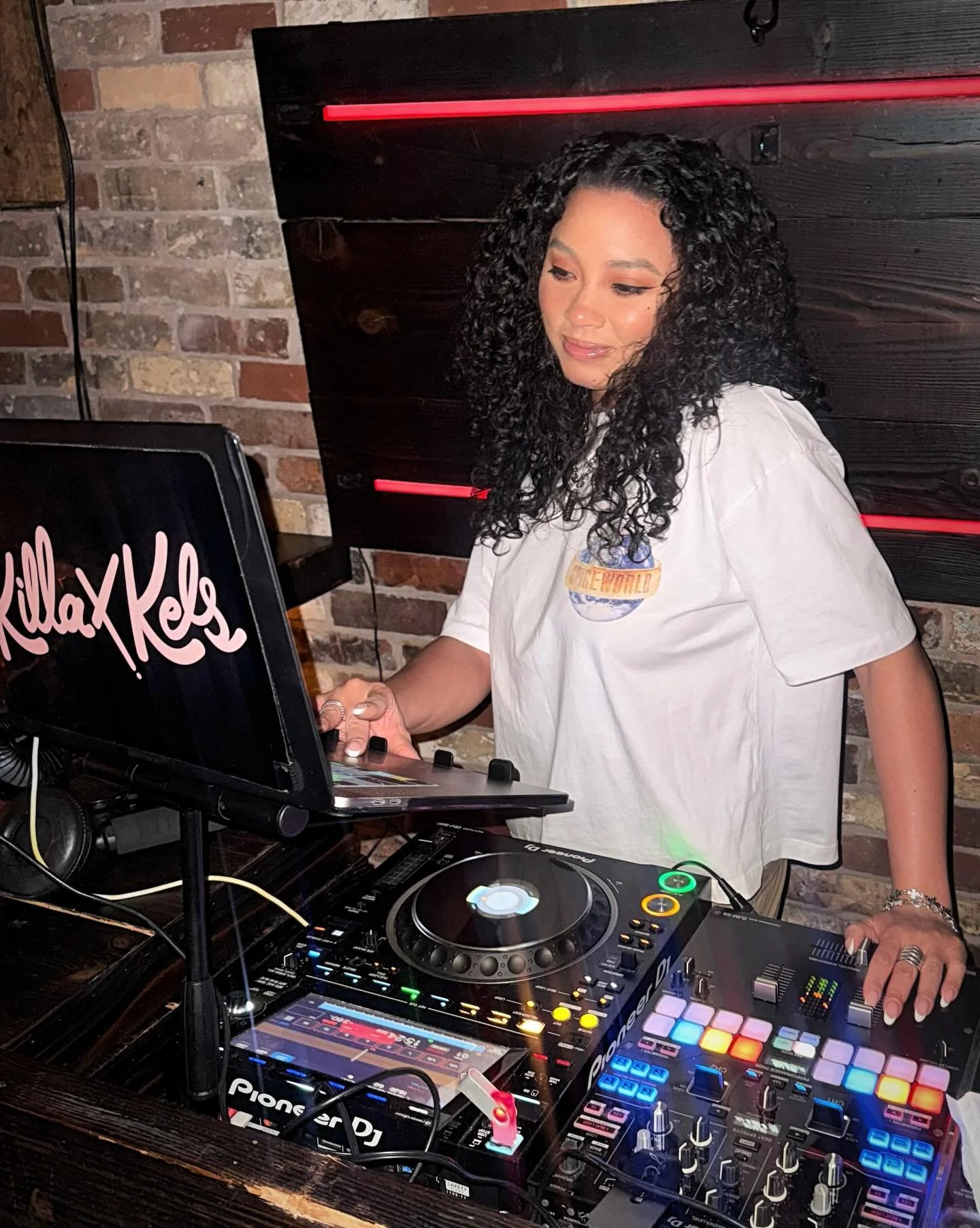 Spice up ya life 🫰🏼

90s/2000s vibes last night (&amp; every Thursday night) at @TheParlourRestaurants ✨ 

I&rsquo;ll be back next Thursday, tonight, &amp; every Friday night this month 📌 come thru ~ eat &amp; party with the Parlour gang!