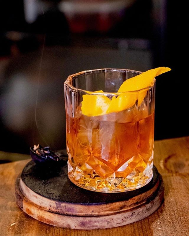 Smoke Show 💨
Backwoods Old Fashioned - Buffalo Trace Bourbon / Seasonal Syrup / Angostura and Orange Bitters / Applewood Smoke Finish