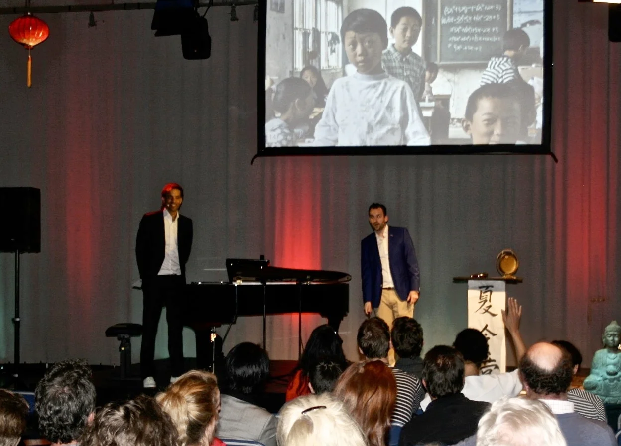 Chudi en Benjamin hosten de benefietavond in Studio 6 'Een zomerschool in Yanghe'. De opbrengst hiervan ging naar het gelijknamige project. 