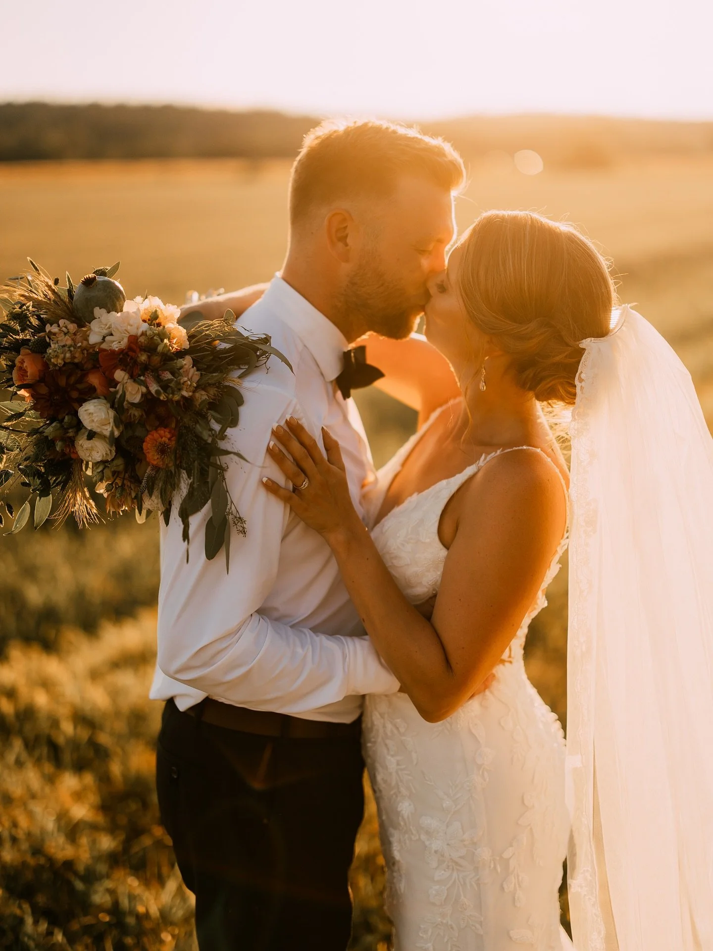 26.7.2025 p&auml;&auml;sin ekaa kertaa kuvaamaan h&auml;it&auml; Isojoelle, kun he ihanat juhlivat t&auml;rke&auml;&auml; p&auml;iv&auml;&auml;ns&auml; aivan mielett&ouml;m&auml;n upealla kotitilallaan! T&auml;ss&auml; v&auml;h&auml;n esimakua heltei