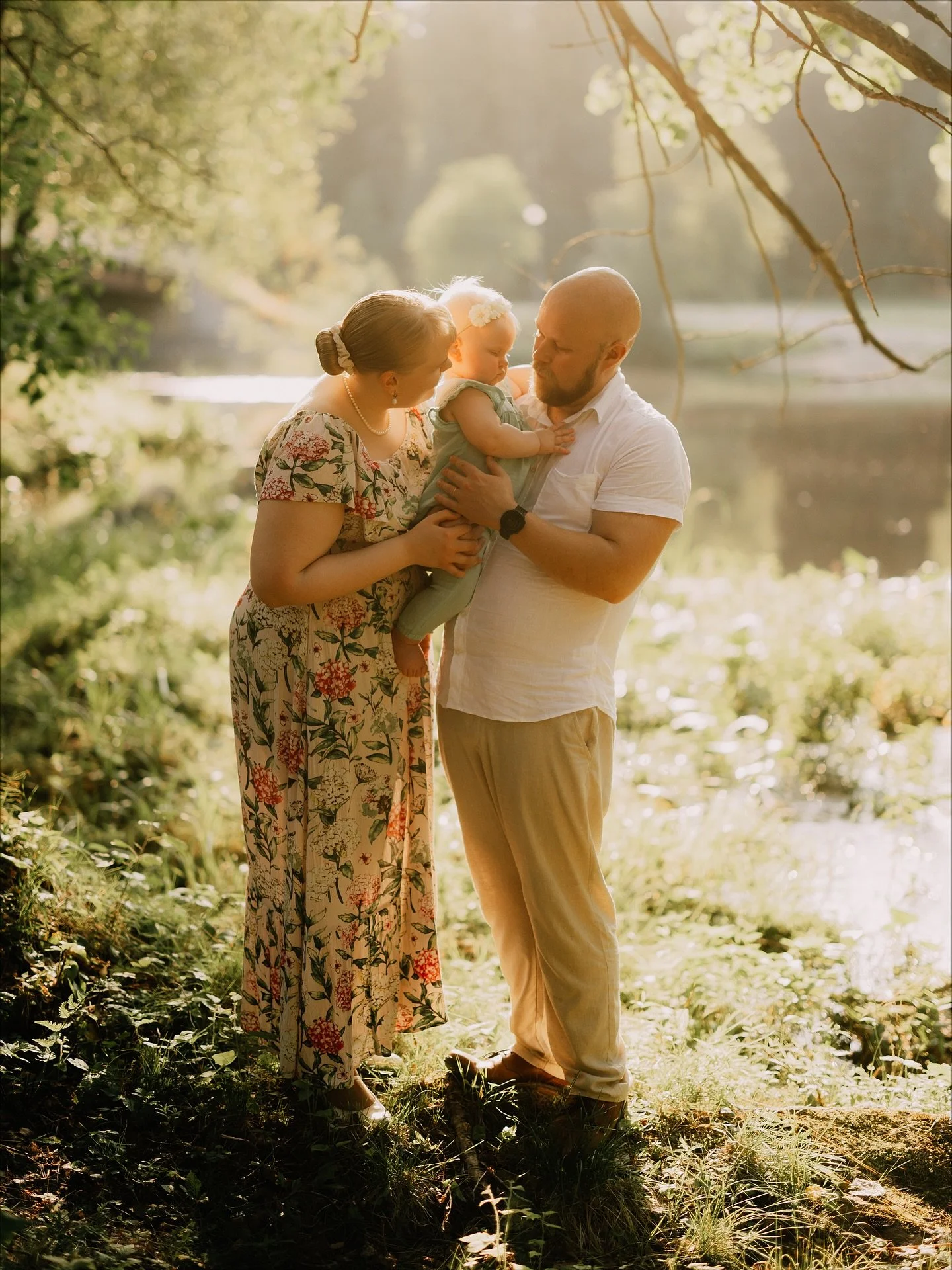 Pari vuotta sitten kuvattiin vanhempien h&auml;&auml;potretteja samassa milj&ouml;&ouml;ss&auml;, nyt menossa mukana yksivuotias tyt&auml;r! Ihanaa ikuistaa n&auml;it&auml; el&auml;m&auml;nvaiheita teille. N&auml;ist&auml; tulee niin t&auml;rkeit&aum