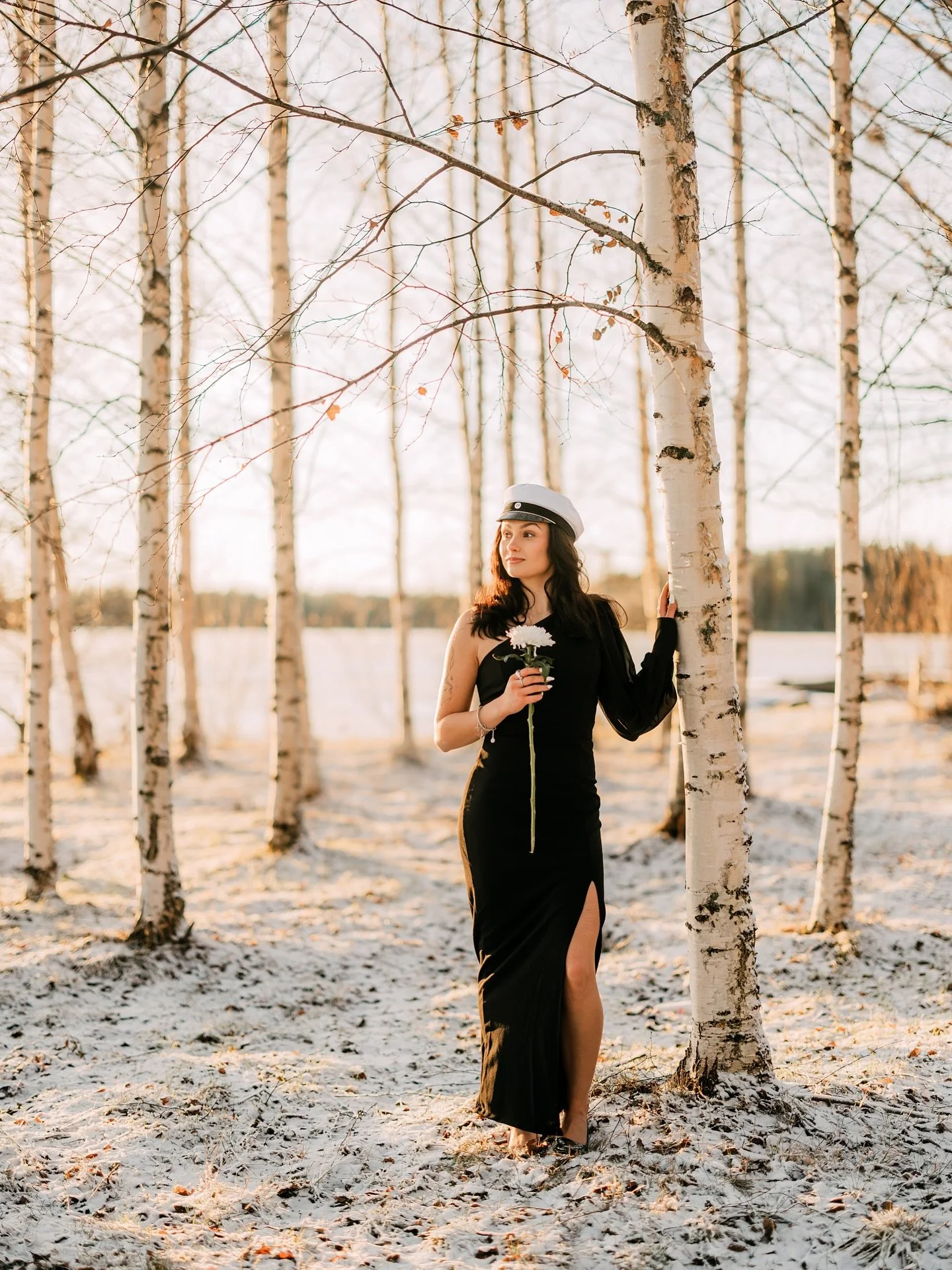 N&auml;m&auml; ylioppilaskuvat kuvattiin marraskuun lopulla. S&auml;&auml; oli hyyt&auml;v&auml;n kylm&auml;, mutta sit&auml;kin kauniimpi! 🥹✨

Ajattelin t&auml;ss&auml; samalla muistutella, ett&auml; jos oot tulevana kes&auml;n&auml; vailla ylioppi