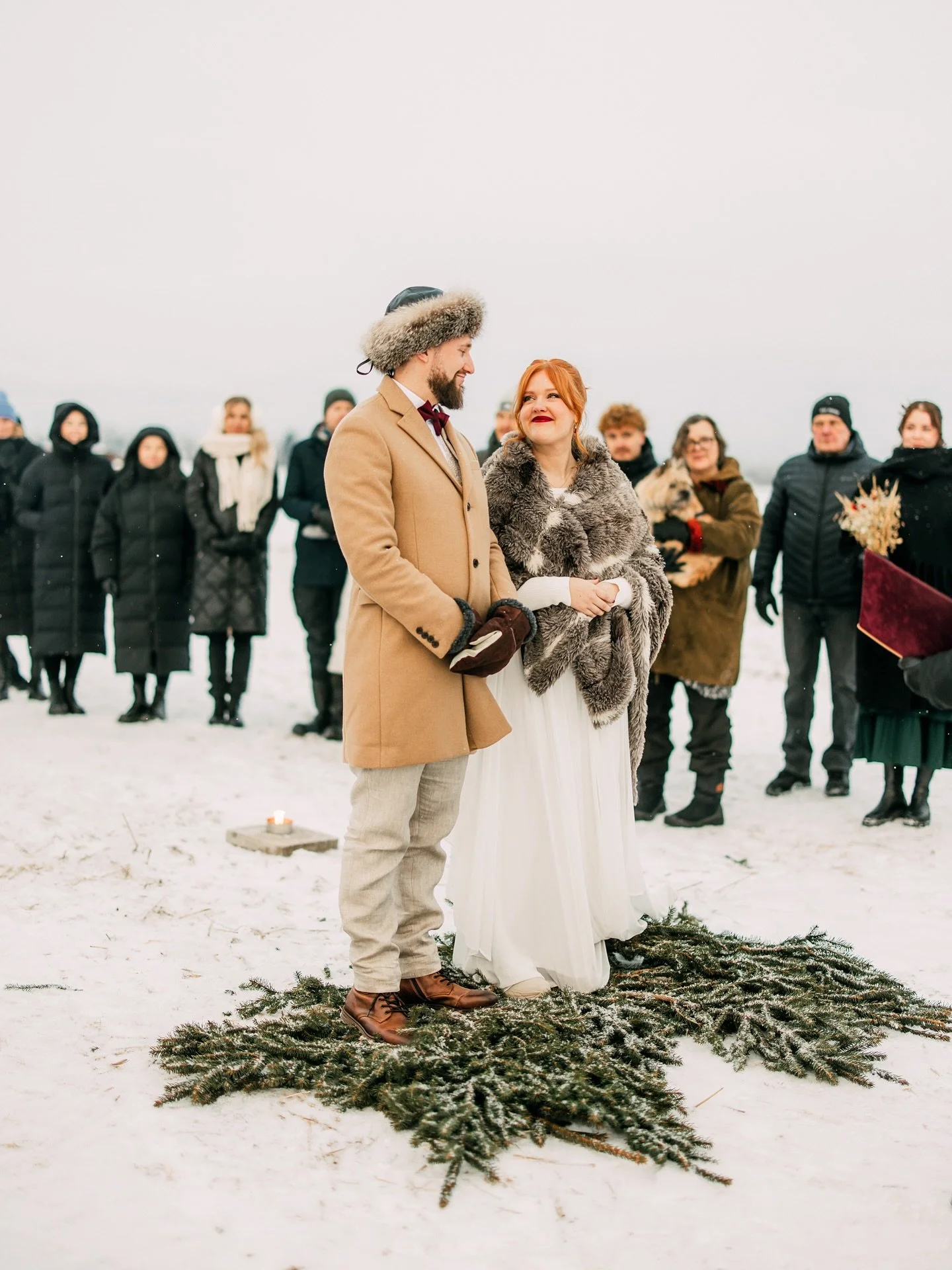 Tammikuussa juhlittiin heid&auml;n kotitilallaan upeaa, talvista h&auml;&auml;juhlaa 🤍✨

Kuvattiin ensin muutamat potretit, sitten olikin aika siirty&auml; traktorikyydityksill&auml; tunnelmalliseen vihkimiseen keskelle peltoja! Pakkasta oli noin -1