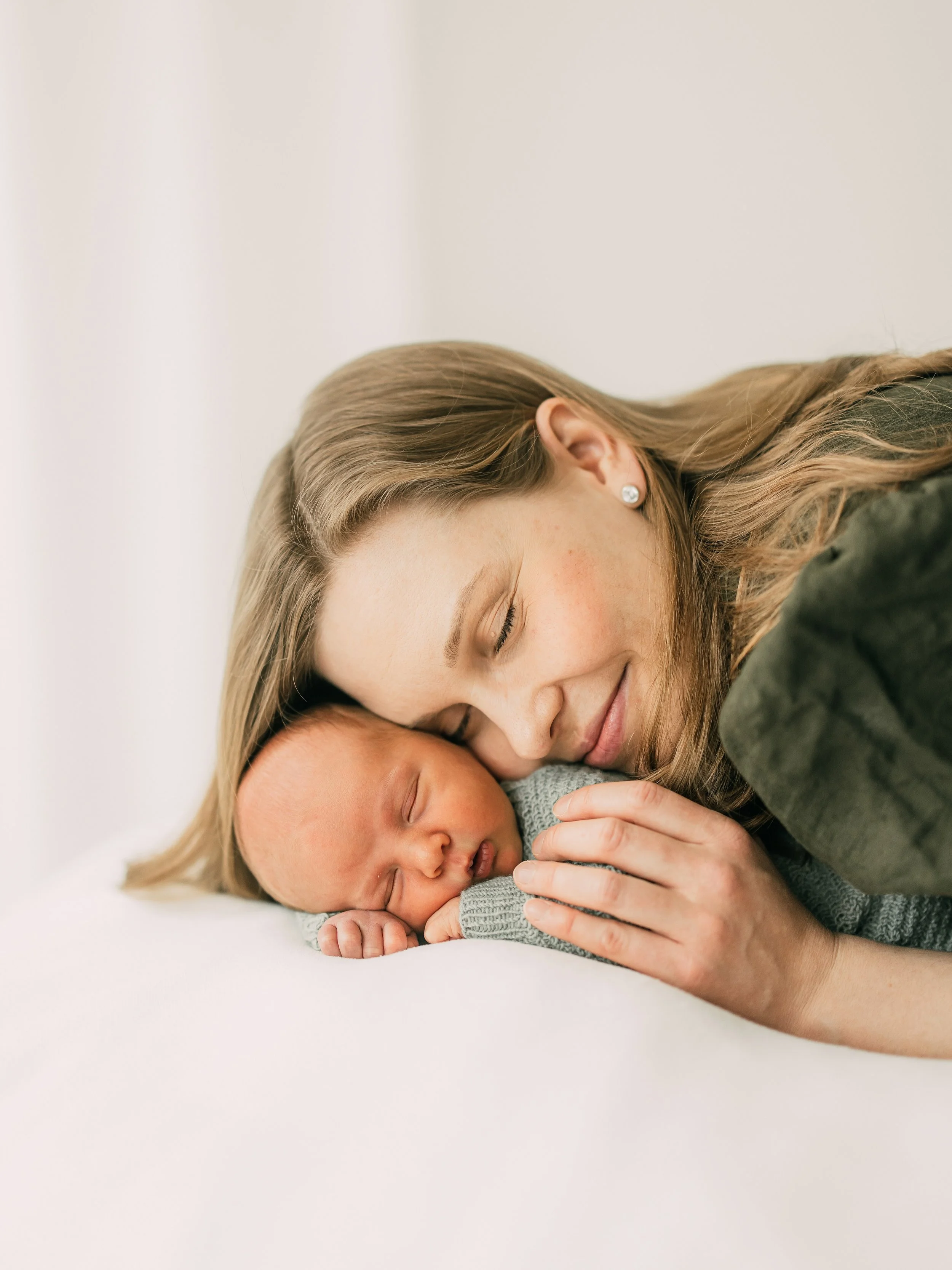 Oikein ihanaa &auml;itienp&auml;iv&auml;&auml; kaikille! Niin rakasta ty&ouml;t&auml;, p&auml;&auml;st&auml; ikuistamaan n&auml;it&auml; t&auml;rkeit&auml; hetki&auml; teille. 🥹❤️

#&auml;itienp&auml;iv&auml; #motherhoodphotography #perhekuvaus #vau
