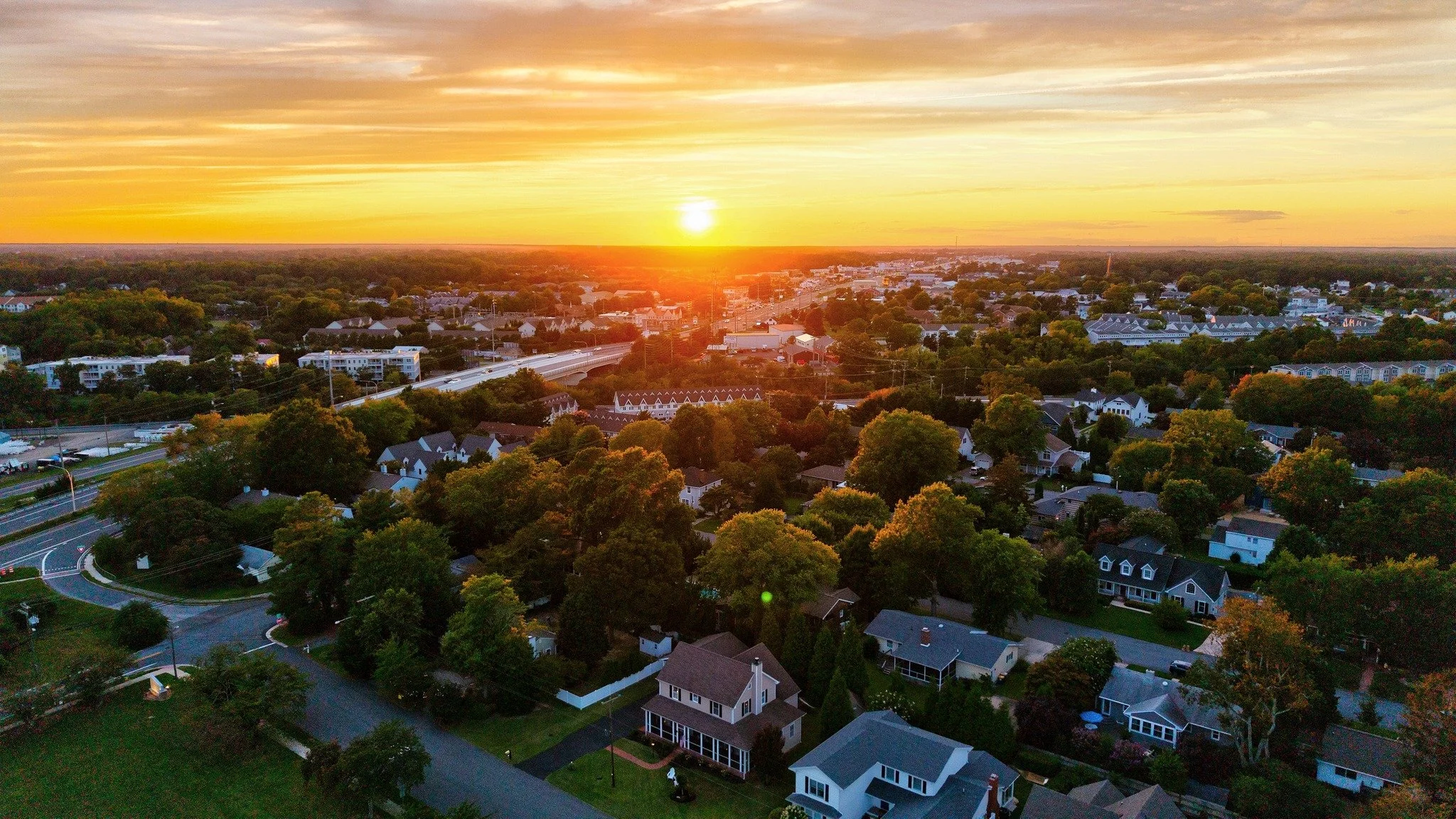 A home is more than what’s inside the four walls—it’s the streets you drive through at sunset, the neighborhood where your kids play, and the view you come home to.
Twilight drone shots like this help buyers feel what it’s lik