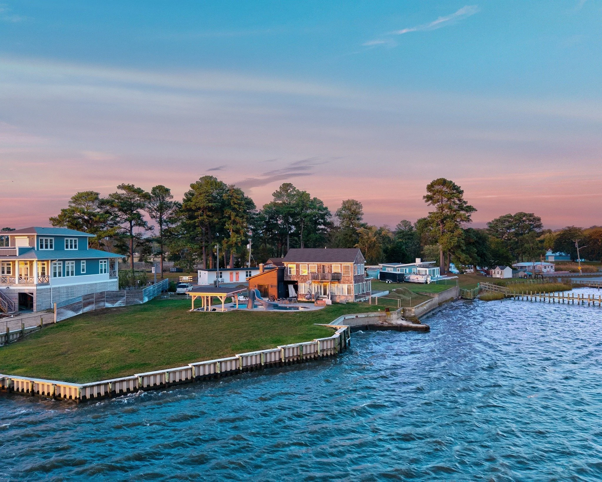 They call it a corner lot &mdash; but with water on two sides and a pool out back, we&rsquo;d call it a slice of paradise. 💦 Thrilled to share this stunning waterfront retreat in collaboration with @swalls88 !