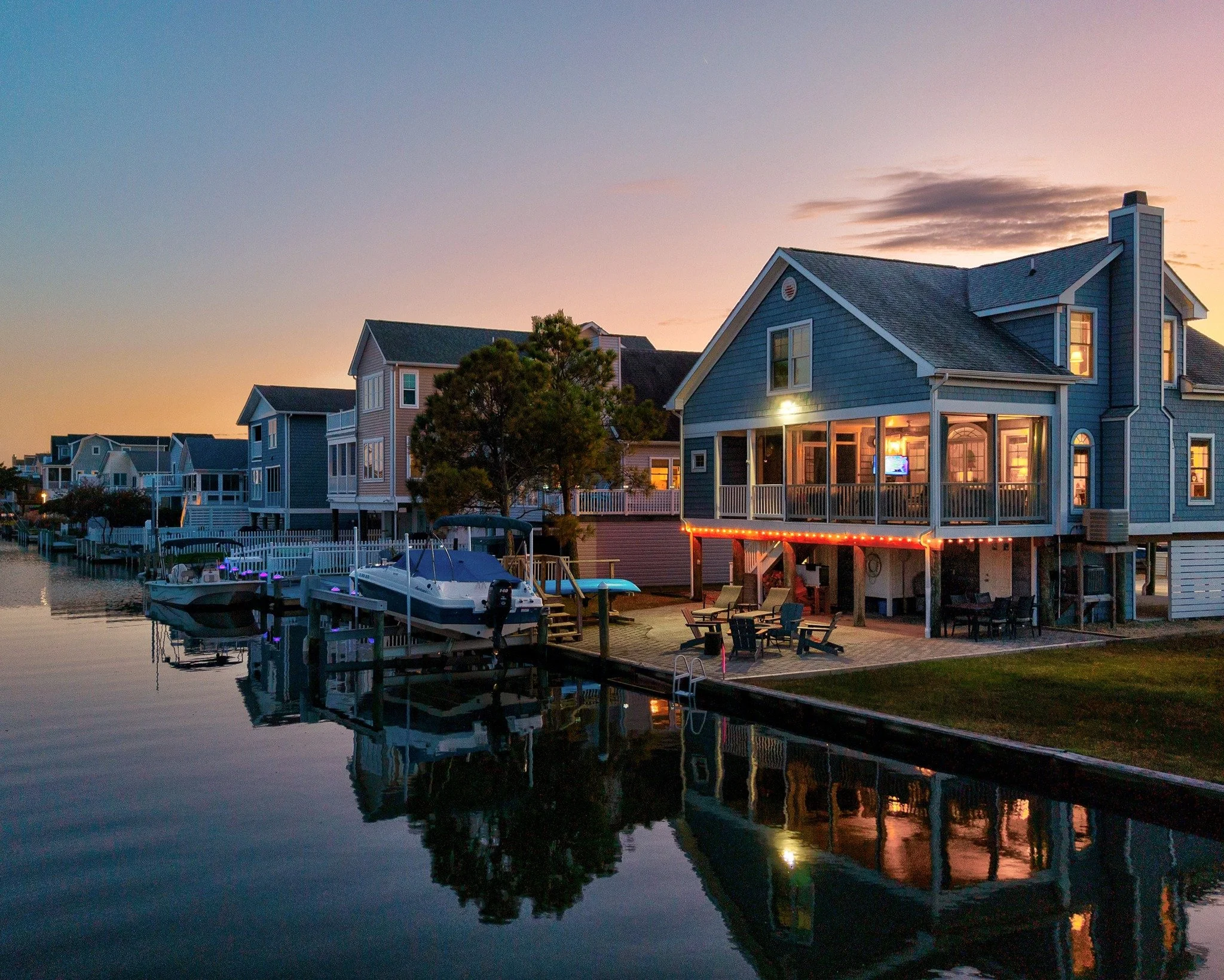 The best part of this job? Little moments like this one &mdash; quiet water, the sound of boats in the distance, and watching the house glow as the sun sets. This waterfront listing truly has a presence✨🛥
 #Trusted #aerialphotography #TwilightVibes 