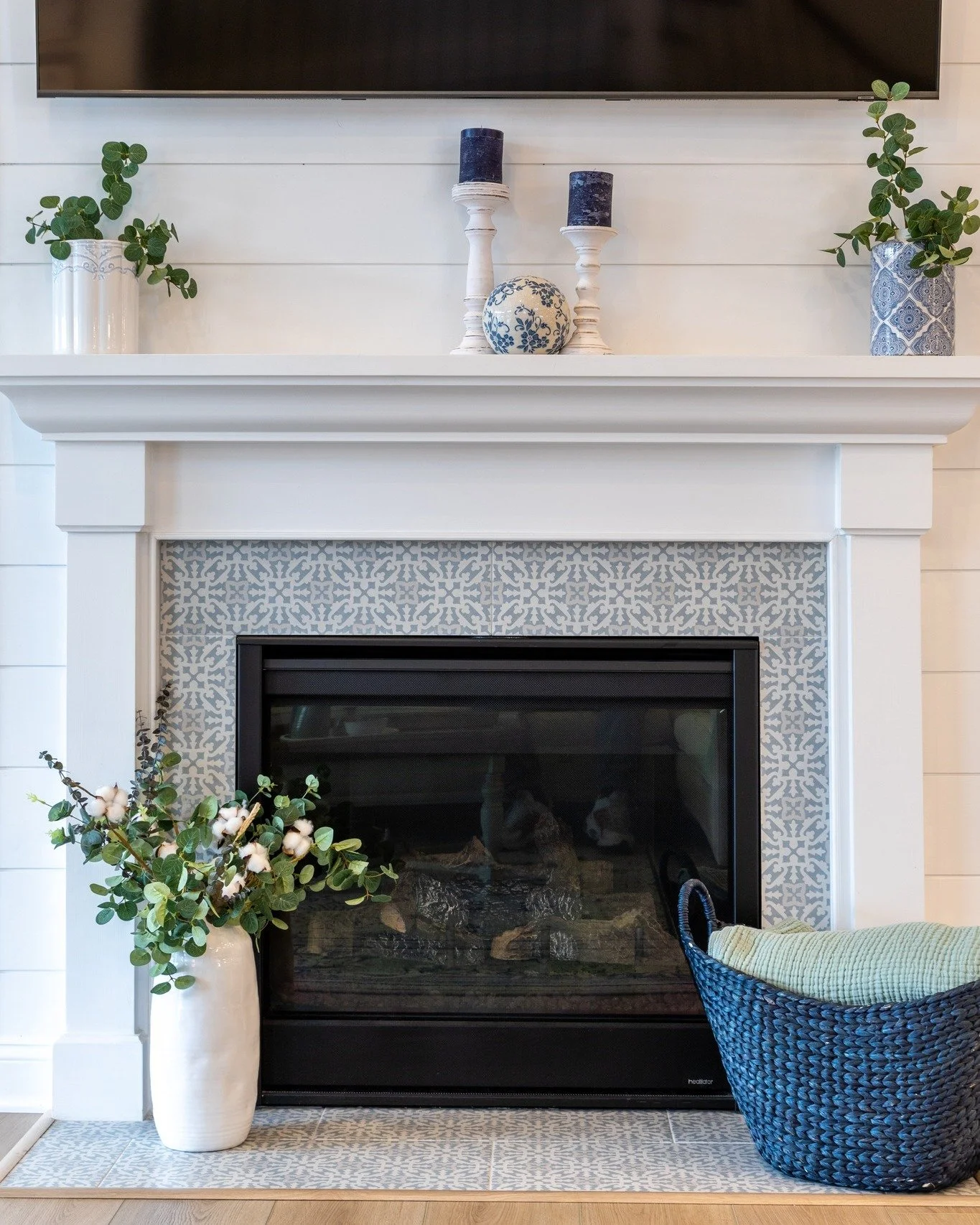 A well-shot fireplace invites buyers to imagine their own holiday traditions&mdash;stockings hung, cocoa in hand, and memories waiting to be made. That&rsquo;s the power of great detail photography. 🔥✨
 #AtlanticExposure #interiorsdesign #LuxuryList