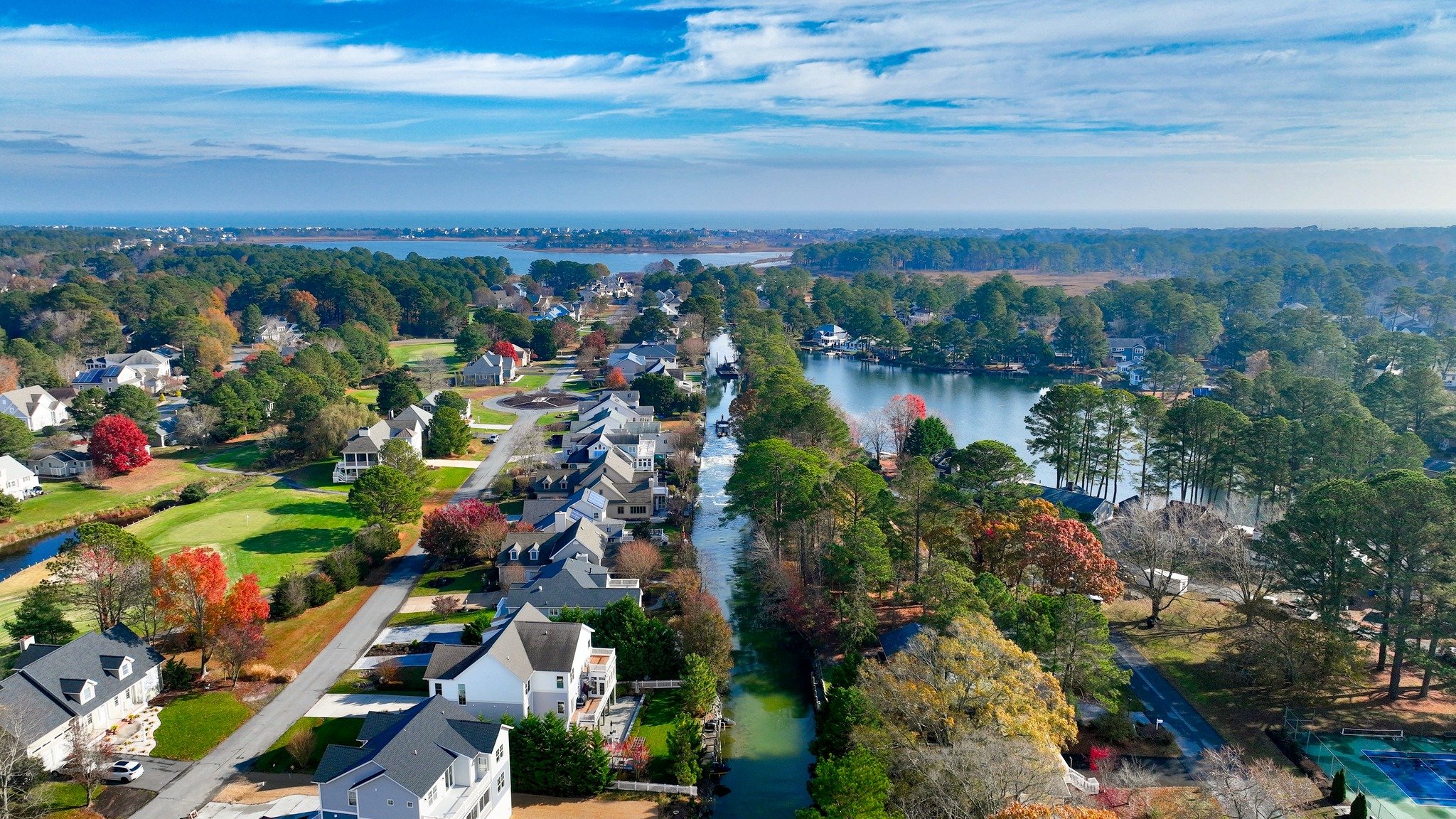Daytime drone shows the full picture.
From above, buyers can see the community layout, nearby amenities, and how the home truly fits into its surroundings☀