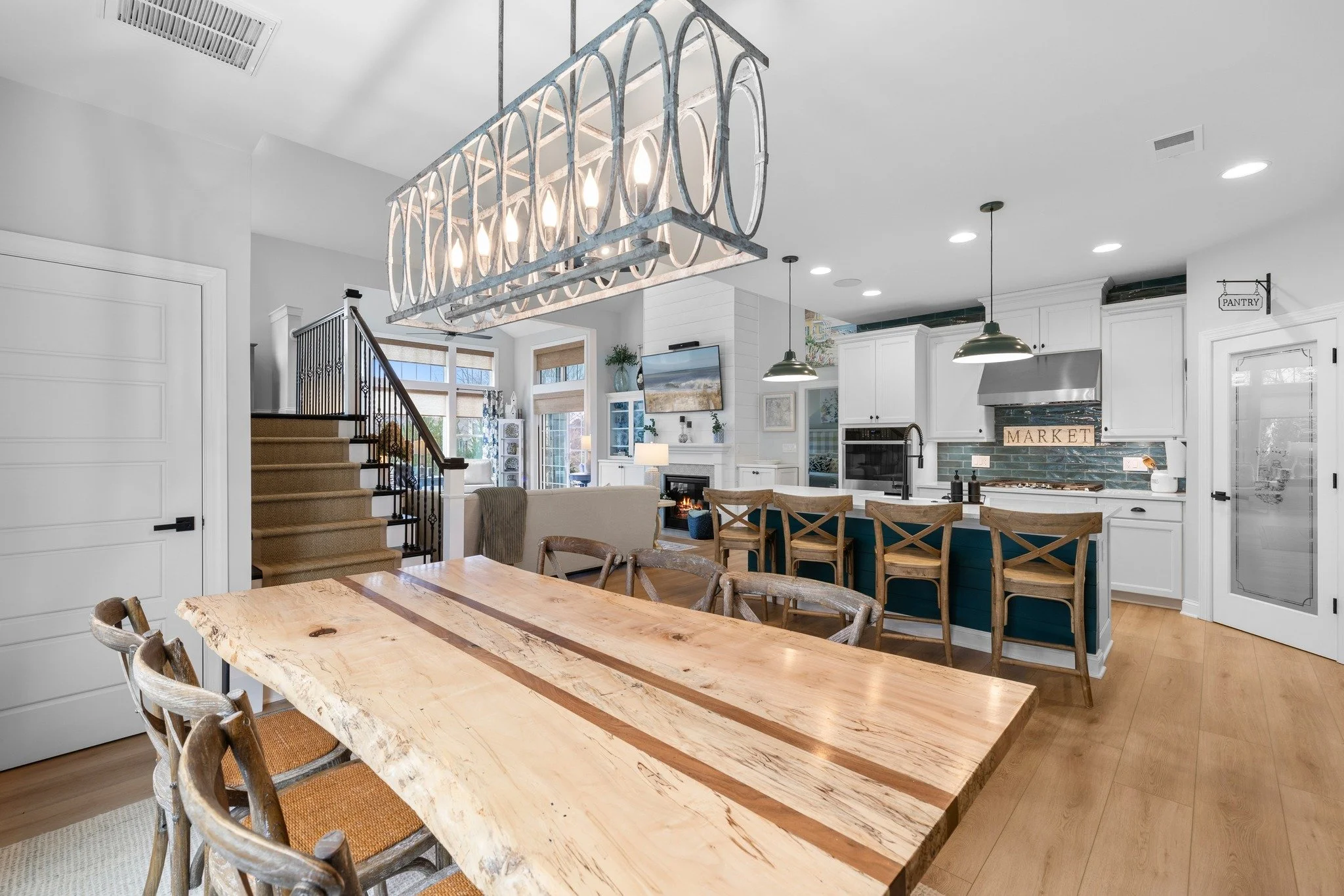 A table with character. Every grain, knot, and edge tells a story&mdash;perfect for meals, conversations, and making memories🍛