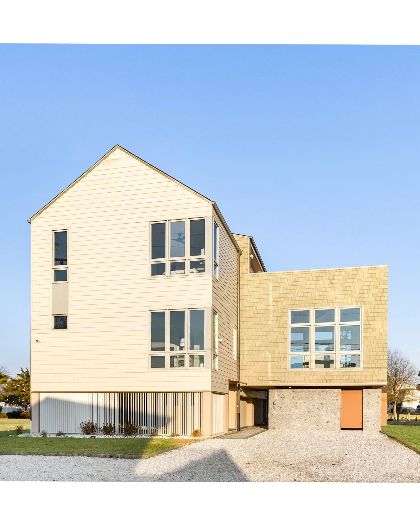 Framed in coastal beauty and filled with natural light &mdash; this one stopped us in our tracks.
Swipe from the exterior to the primary suite view&hellip; because that floor-to-ceiling window moment? Unreal.
Proud to showcase this stunning coastal l