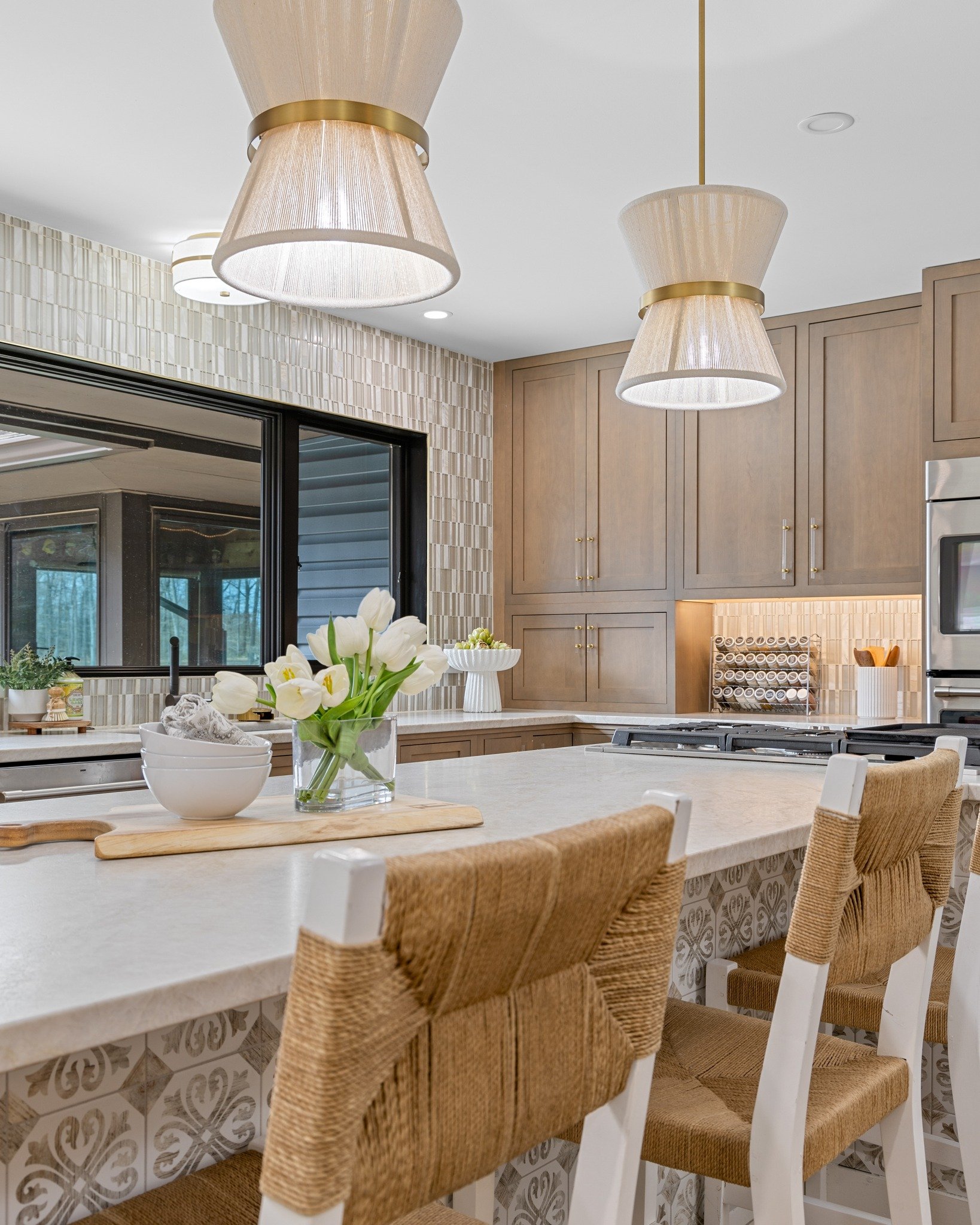A few looks around the kitchen.
The island naturally becomes the place everything gathers &mdash; whether it&rsquo;s morning coffee or a full house. From every angle, the space feels open, easy, and thoughtfully put together.
Clean lines, warm finish