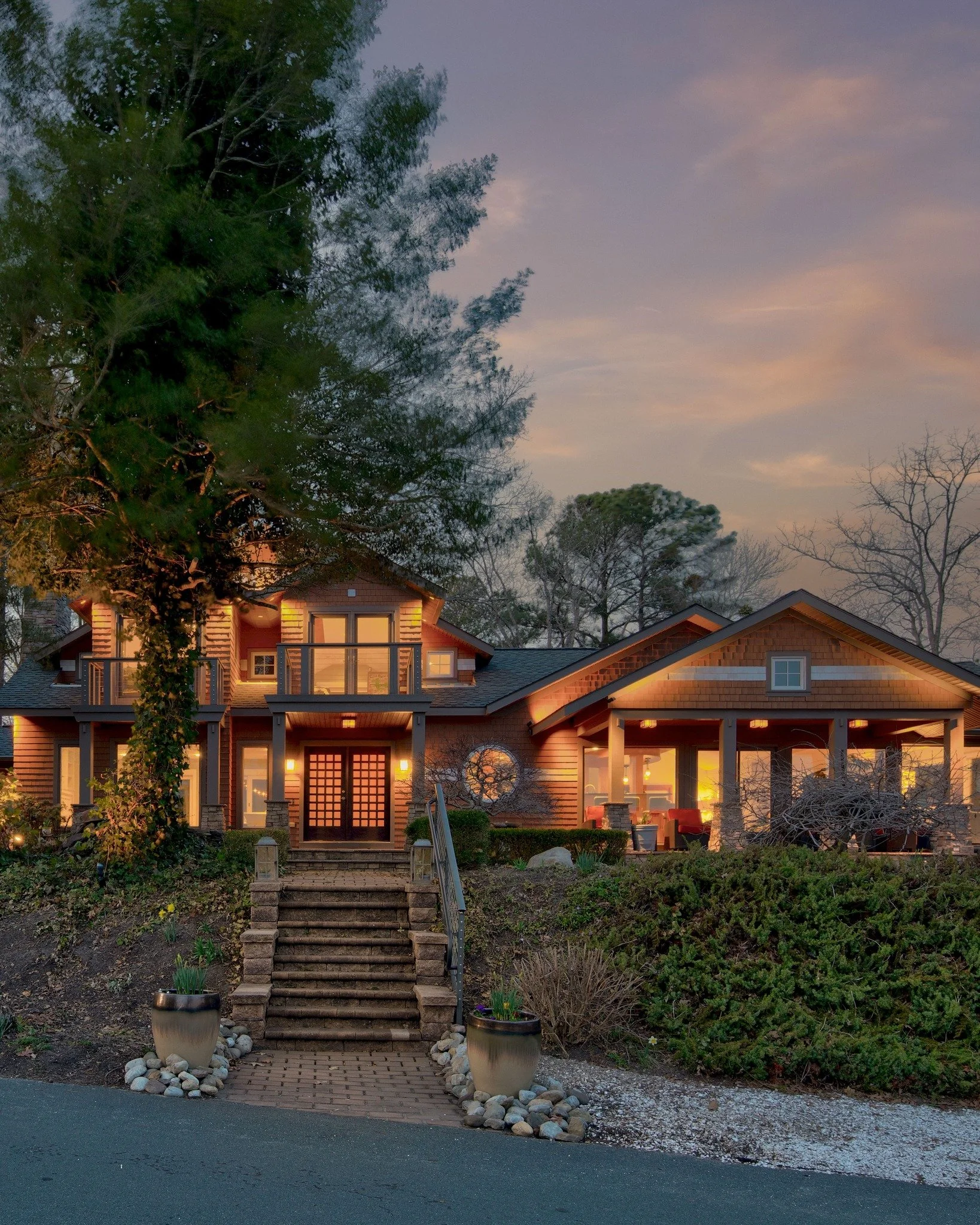 The approach&hellip; seen in two moments.
By day, it&rsquo;s bright, clean, and effortlessly welcoming &mdash; every detail clear, every line intentional.
By twilight, it transforms. The soft glow, the warmth, the quiet sense of arrival.
Same view&he