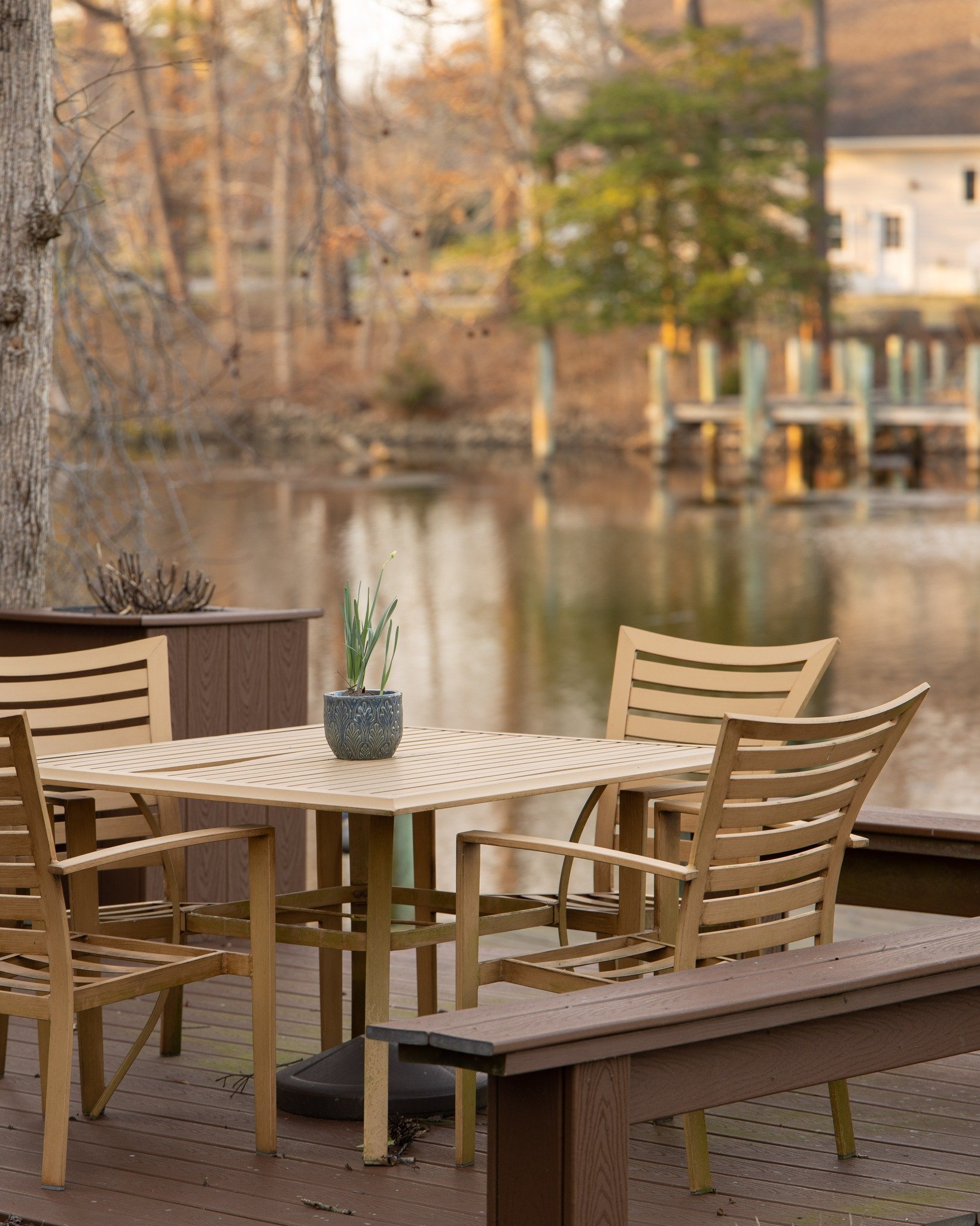 An extension of the home &mdash; designed for slowing down.
Layered textures, comfortable seating, and a setting that invites you to stay a little longer.
Whether it&rsquo;s morning coffee by the water or evenings by the fire, this space was made to 