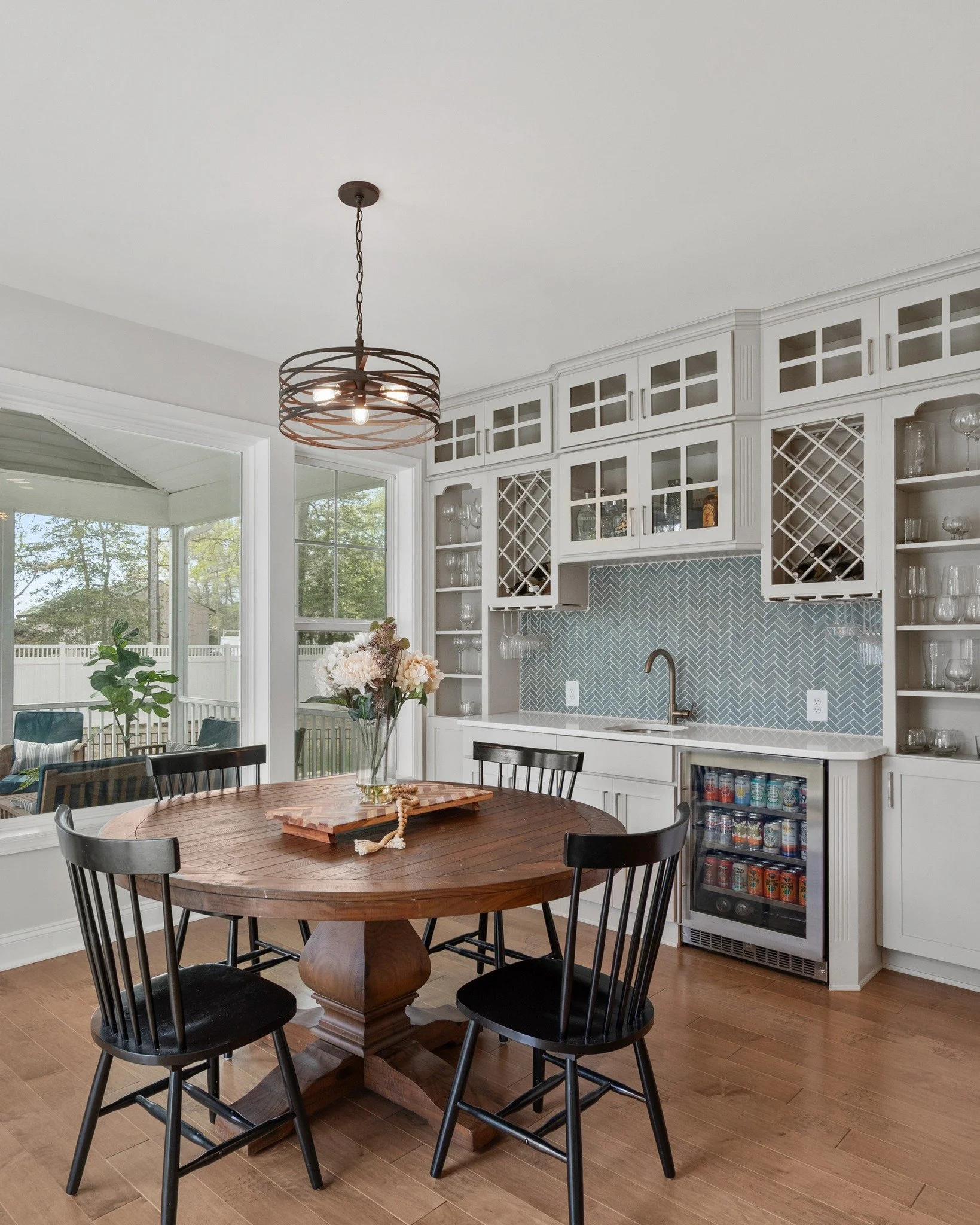 An open, modern kitchen that flows effortlessly&mdash;clean lines, bright light, and plenty of space to gather without ever feeling crowded.
Just off to the side, a dining area with a beautiful butler&rsquo;s counter that adds both charm and function