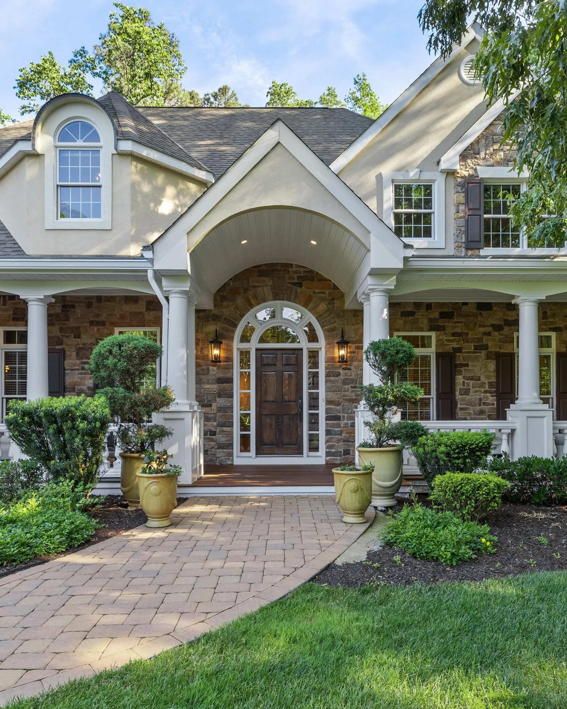 Not to be dramatic&hellip;
But we&rsquo;d absolutely judge a house by this front porch 💁🏼&zwj;♀️