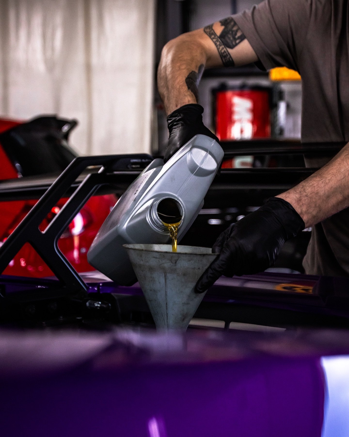 When it comes to oil, we don&rsquo;t joke around🤡

#tlss #eatsleepracerepeat #smilesformiles #lamborghini #lamborghinisto #oilchange #supercar #purplelamborghini