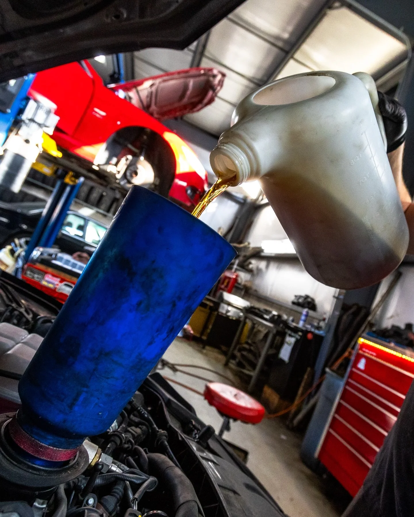 If your heat isn&rsquo;t hot, and the windshield just can&rsquo;t stay clean&hellip;your car&rsquo;s thirsty! Winter weather can be brutal on your vehicles fluids, and a touch of routine maintenance might just save the holidays⛽️🎁

#automaintenance 