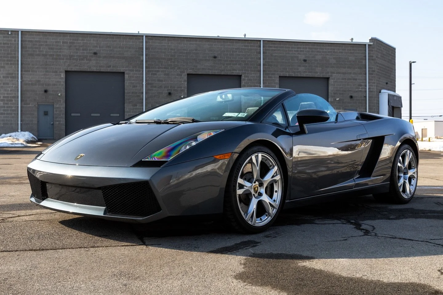 Perhaps Punxsutawney Phil would&rsquo;ve ignored his shadow, had he&rsquo;d experienced a V10 spyder❄️🦫🌤️

🌐For more info on the latest in stock, visit our website or give us a call! @littlespeedshopautosales

#lamborghini #gallardo #autosales #ro