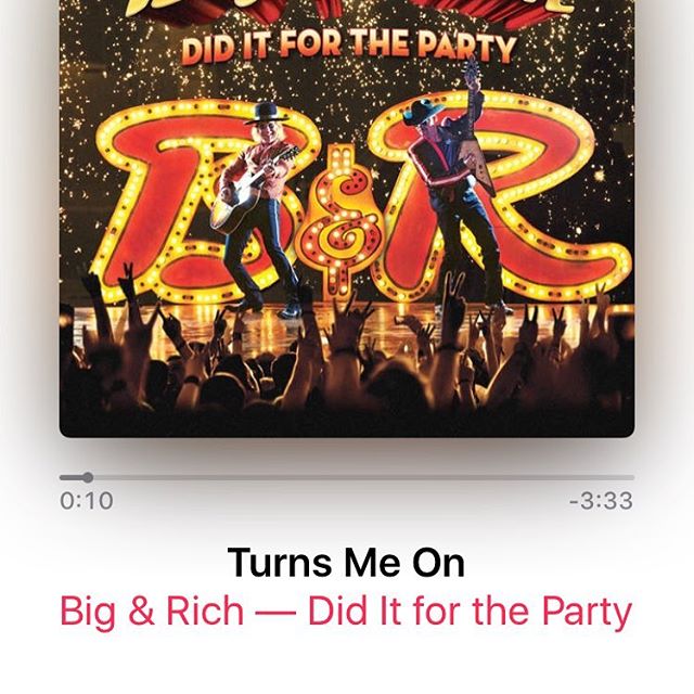 #TURNSMEON IS OUT! 🚨 
on iTunes link in profile!  Stoked to have my first cut &amp; single with the Big &amp; Rich boys! Proud of the work put in writing it with my good buddies @ethomasw @bigkennytv #keebz!! Give it a listen!