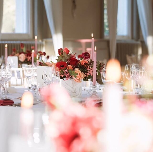 Can&rsquo;t get enough of this raspberry and marble ripple 💗
.
.
.
#londonweddingplanner #weddinginspiration #weddingtabledecor