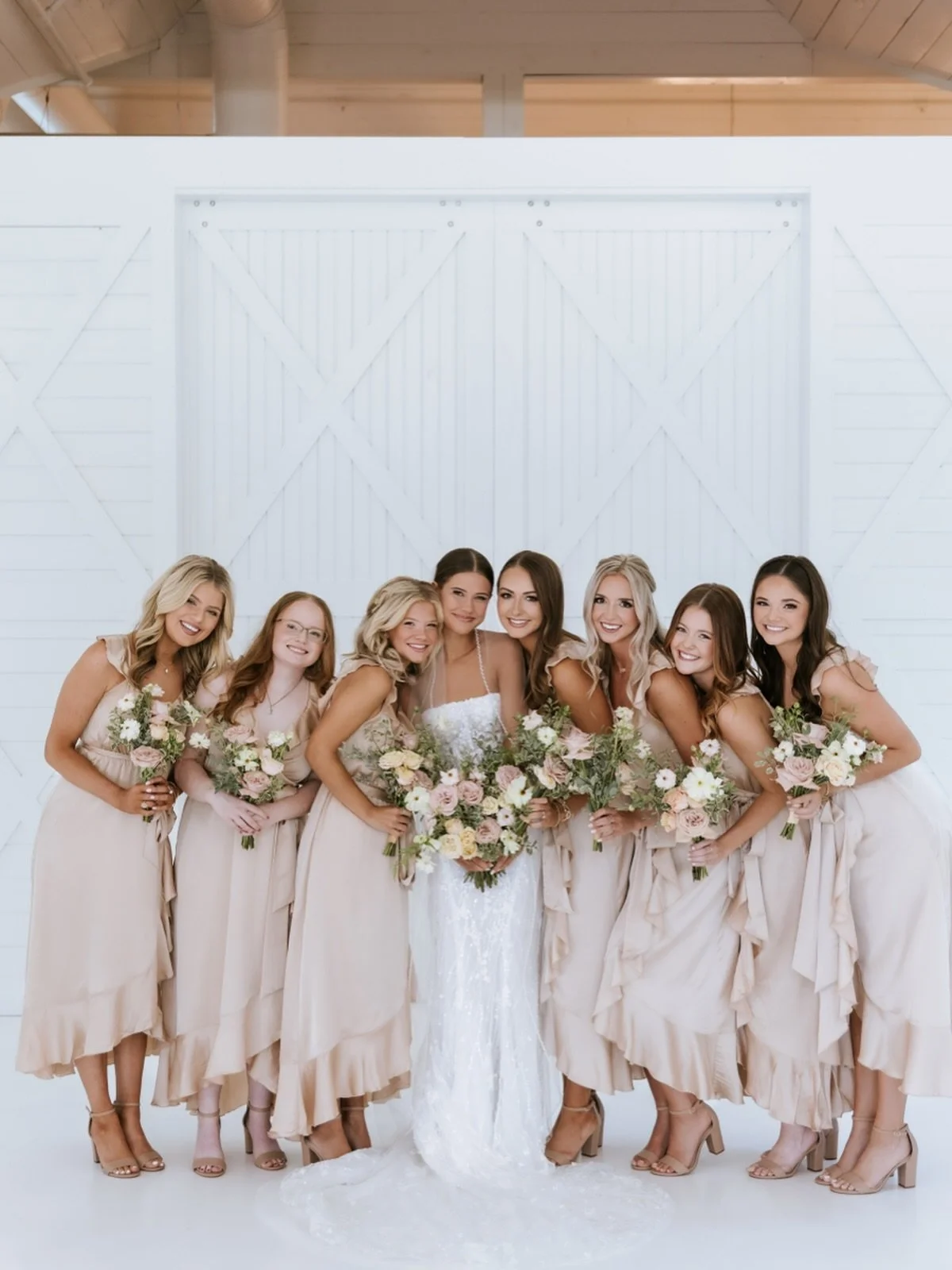 Beautiful bride and her bridesmaids 💕 

Photography: @ivoryoaksphoto
HAMU: @roseandsagehairandmakeup
Planning: @emeraldandivyweddings
Videography: @austindanielfilms
Floral: @hautepoppiesfloral
Catering: @fivestareventservices
Bar: @servicegemevents