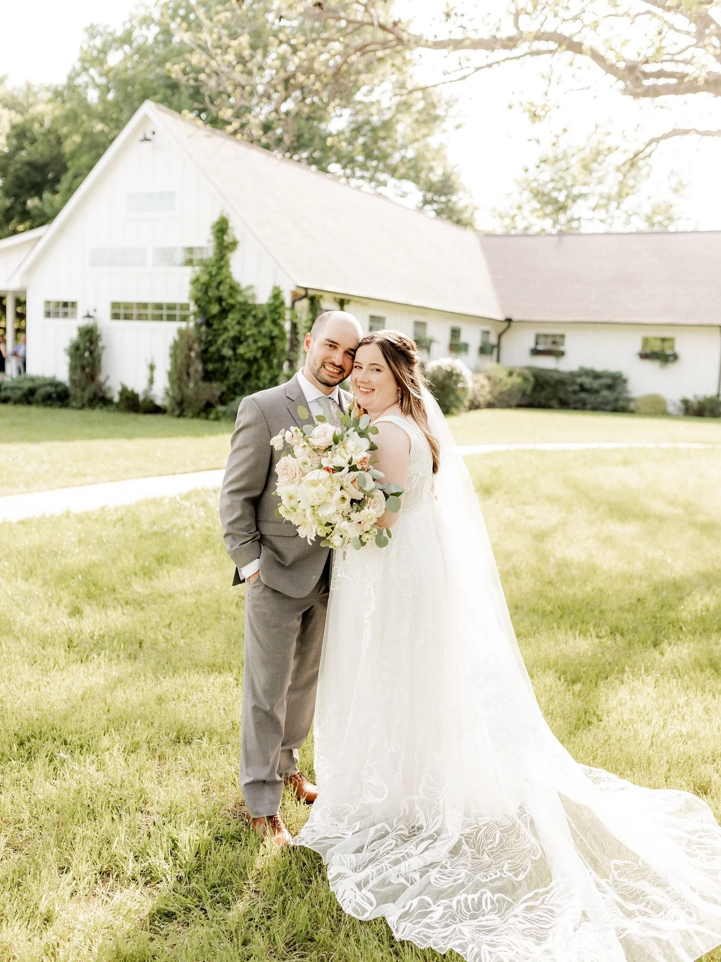 Reminiscing on this beautiful day 🤍

Photographer @aidan.e.photography 
Planner @hiveandhoneyevents 
Florist @hautepoppiesfloral 
Catering @chuyscateringdfw 
Bartending @servicegemevents 
Beer burros @bigcityfarm 
DJ @angelenoentertainment 
HAMU @pr