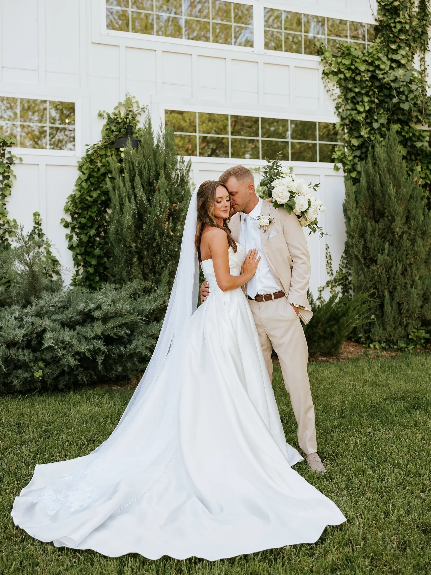 Every detail of this wedding was timeless and romantic 🤍

Photography @ivoryoaksphoto 
Planner @emeraldandivyweddings
Florist @hautepoppiesfloral
Catering @fivestareventservices
Bartending @servicegemevents
HAMU @annasullivanhair Kristin Farrah
Staf