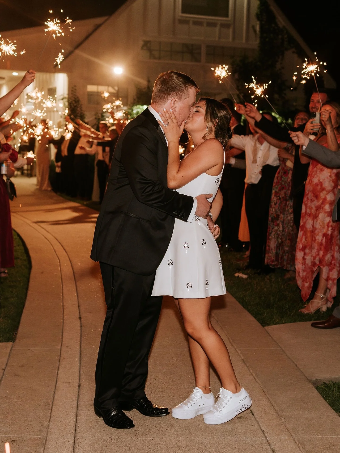 Ending the night with a spark ✨

So many beautiful photos from this wedding day! 

Photography @ivoryoaksphoto 
Planning @emeraldandivyweddings 
Florist @hautepoppiesfloral 
HAMU @roseandsagehairandmakeup 
Videography @austindanielfilms 
Catering @fi