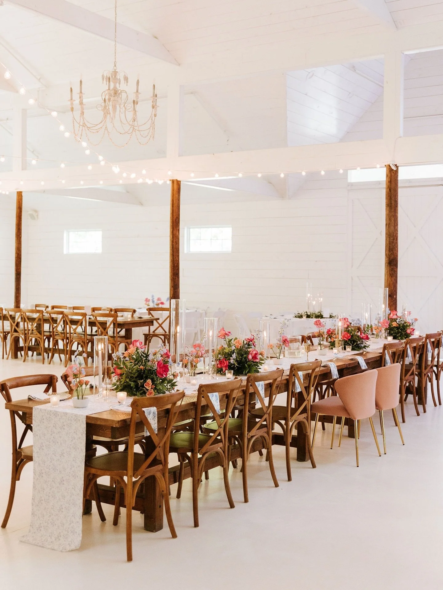 Swooning over all the details from this wedding 🤍

Photography @ivoryoaksphoto 
Planner @emeraldandivyweddings
Florist @hautepoppiesfloral
HAMU @roseandsagehairandmakeup
Videography @austindanielfilms
Catering @chickfila
Rentals @fivestareventservic