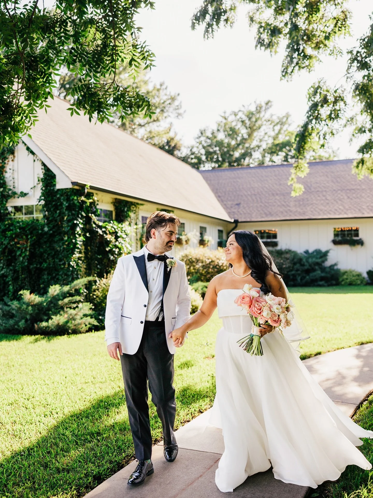 Loving all the details from this beautiful wedding 🤍

Photography @cactusandcoastphotography 
Planning @emeraldandivyweddings
Florist @hautepoppiesfloral
HAMU @roseandsagehairandmakeup
Catering @fivestareventservices 
Bartending @servicegemevents
Ca