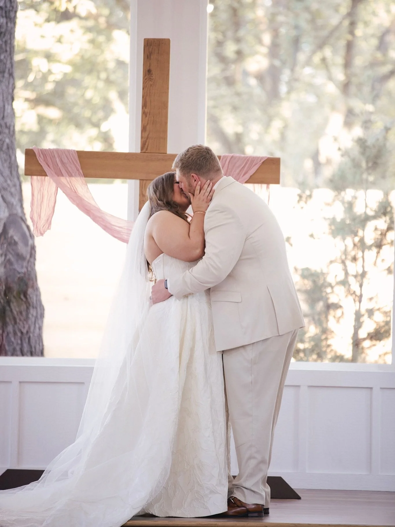 The kind of moments we built our chapel for🤍 Loving all the details from this beautiful wedding day! 

Planner @valerieck 
Hair and makeup @roeandcompany_  Videography @thelastgunn 
Photography and DOC @mrsshredderfly @shredderfly 
Florals @shopmark