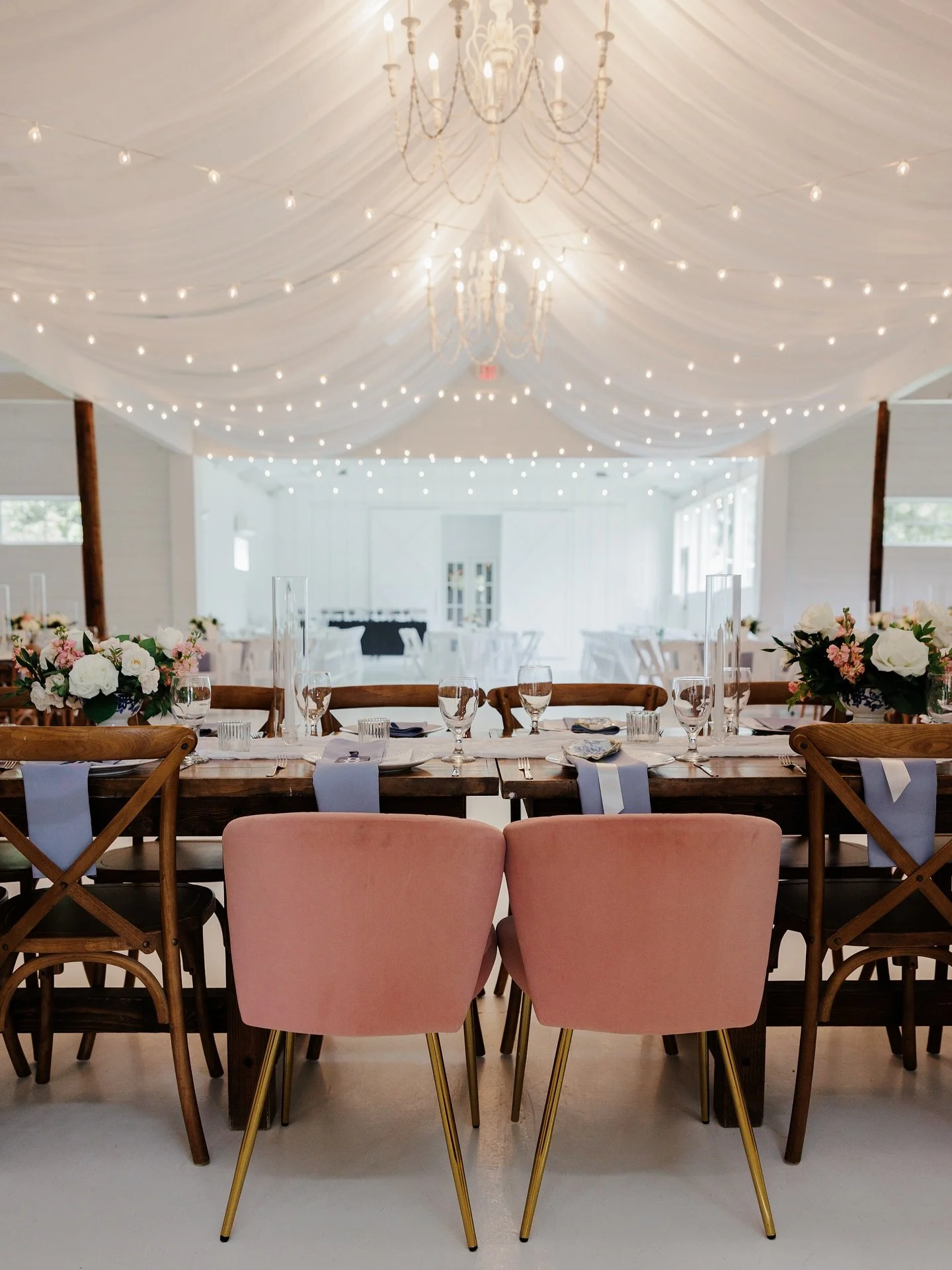 The dreamiest wedding day 🤍 We absolutely loved this whimsical decor 🌿

Photography @cactusandcoastphotography 
Planner @emeraldandivyweddings 
Florist @hautepoppiesfloral 
HAMU @makeupby_crismichelle 
Catering @fivestareventservices 
Bartending @s