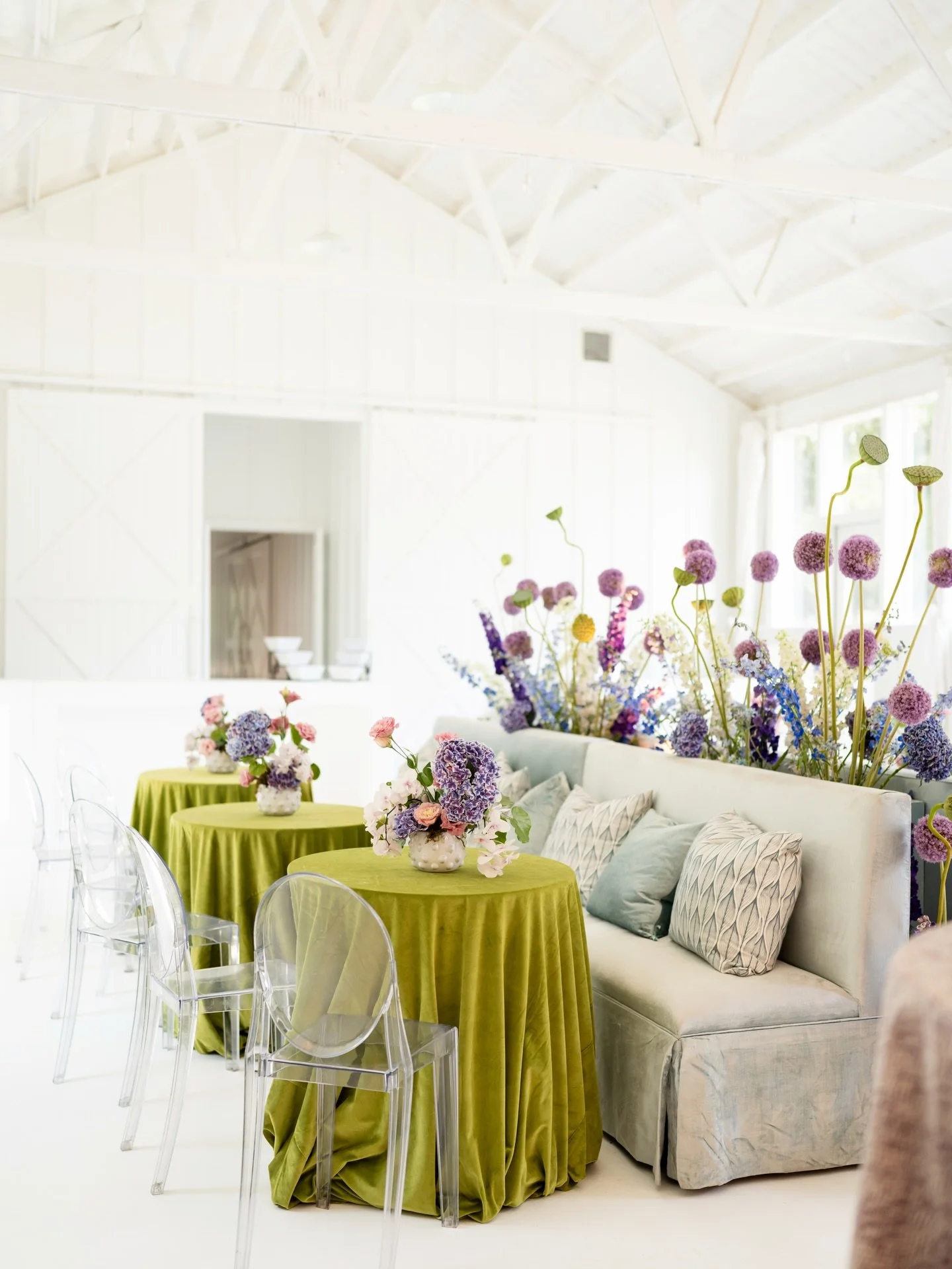 Dreaming of all the summer weddings that are just around the corner 🩵

Planning + Design: @reventco 
Photo: @tracyautemphotography
Floral: @emilyclarkeevents
Stationery: @thedetaildepartment
Hair &amp; Makeup: @maiteemiles
Rentals: @toptiereventrent